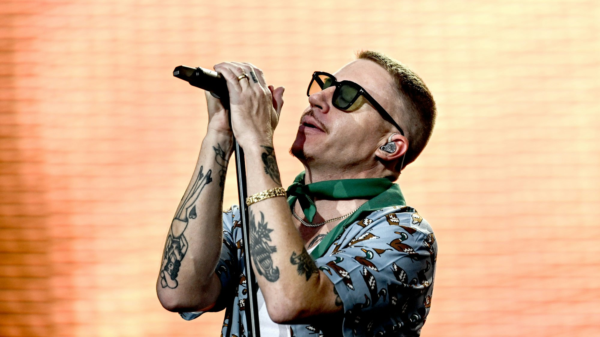Das Bild zeigt den US-amerikanischen Musiker Macklemore bei einem Auftritt auf dem Lollapalooza Festival Berlin.