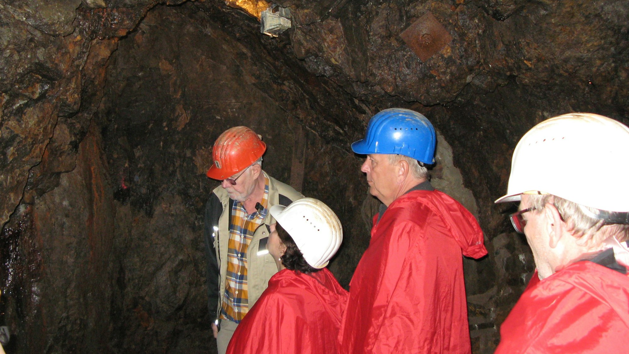 Heino Vest (l.) führte die Besucher durch den Neuen Oberen Stollen der Grube Silberhardt.