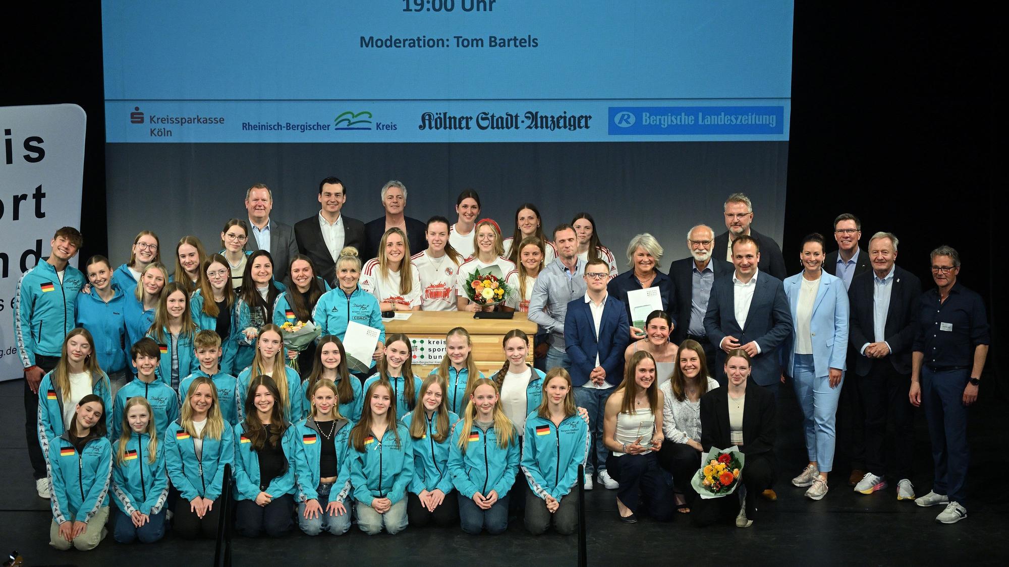 Das Foto zeigt die Sieger der Sportlerehrung 2024 im Bergischen Löwen