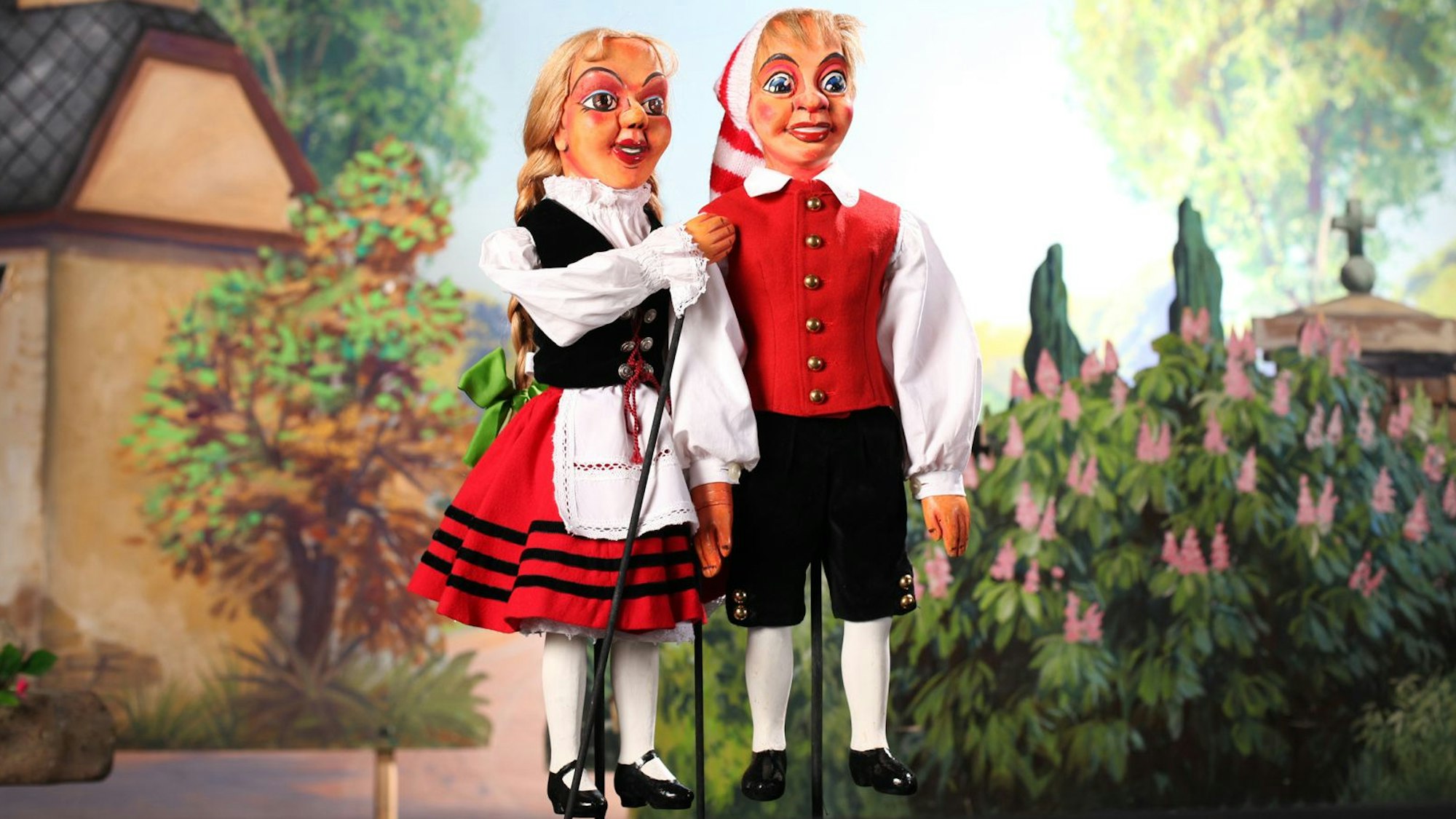 Zwei Kultfiguren im Liebesglück: Hänneschen und Bärbelchen wollen heiraten.