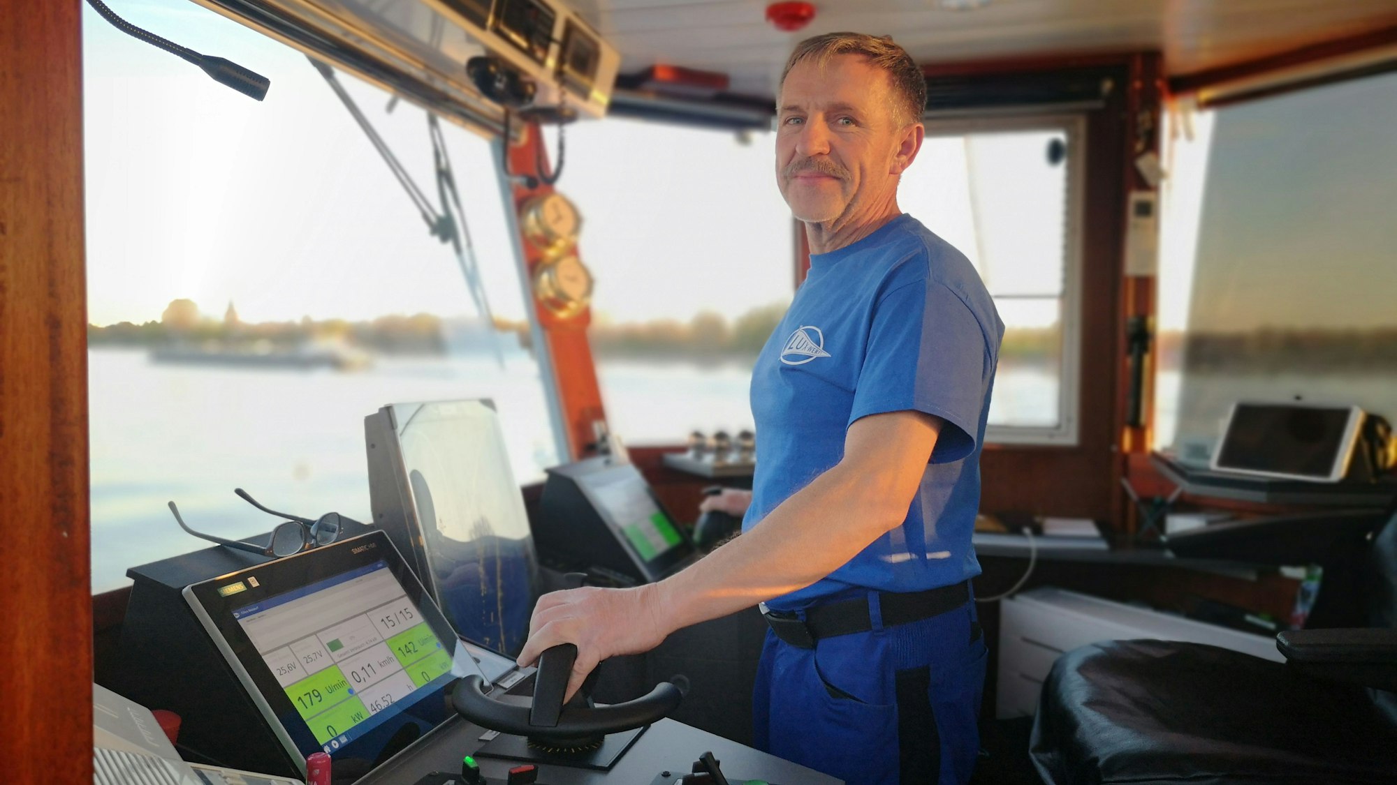 Yacek Spalek steuert die Mondorfer Fähre.