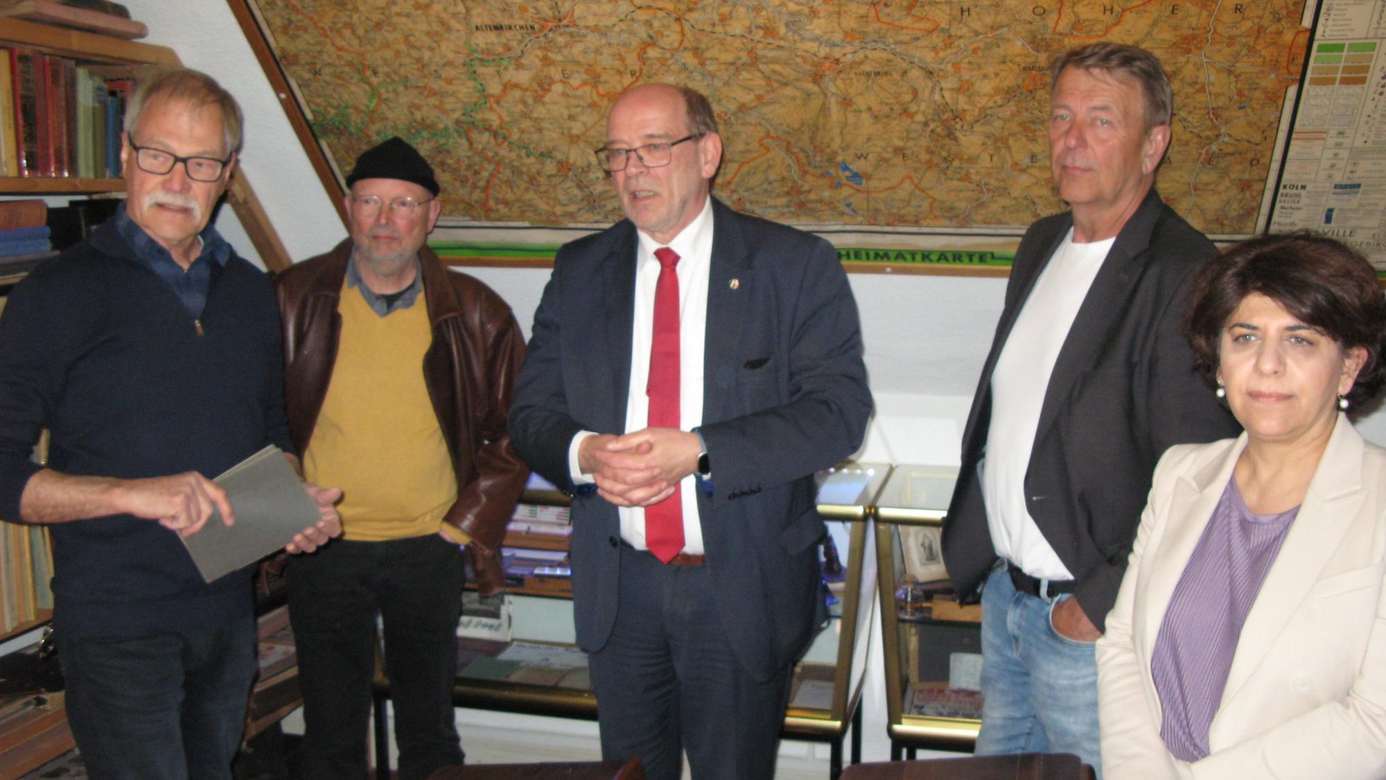Im Klassenzimmer von anno dazumal: (v.l.) Willy Hinz und Ralf Merian vom Museumsverein mit den Landtagsvizepräsidenten Rainer Schmeltzer, Christof Rasche und Berivan Aymaz.