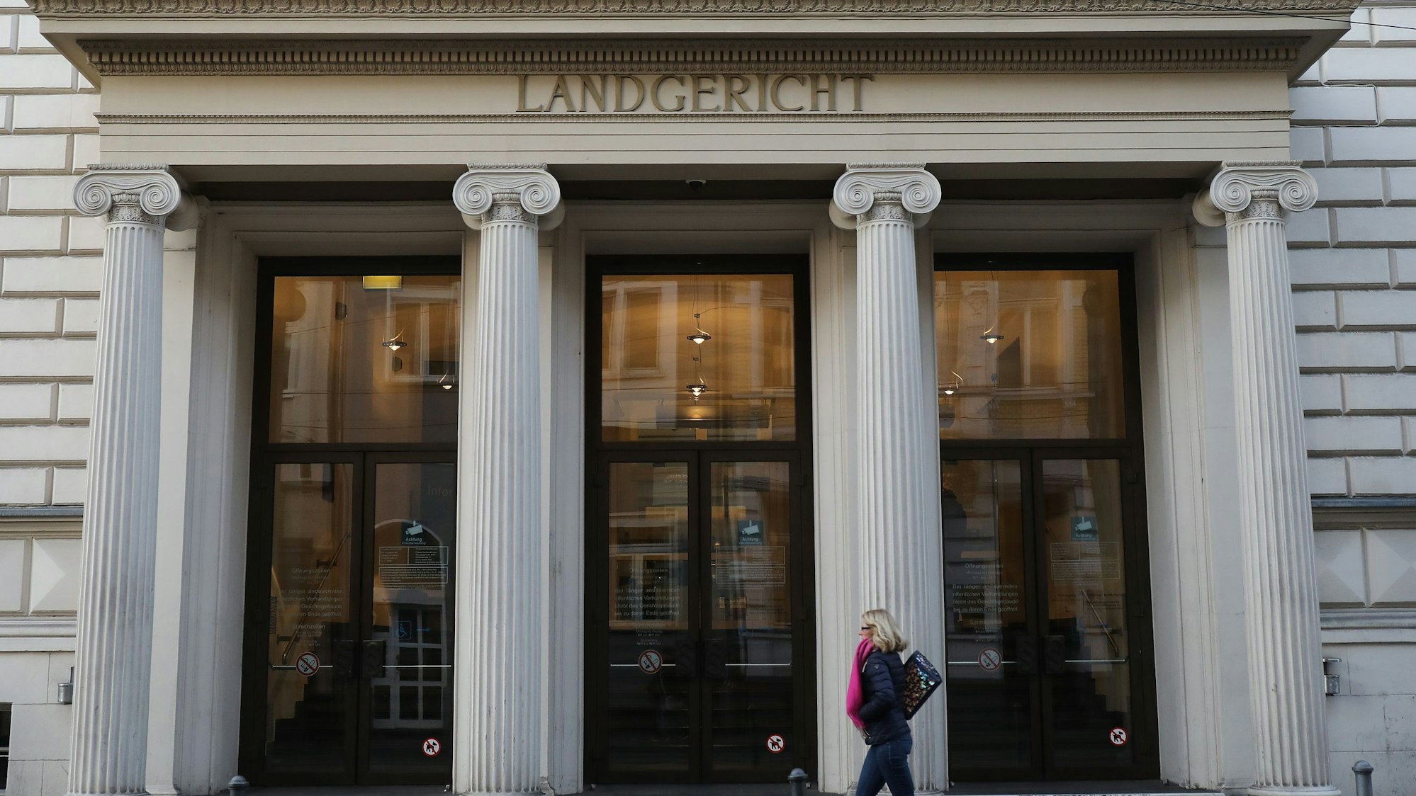 Zu sehen ist der Eingang des Bonner Landgerichts.