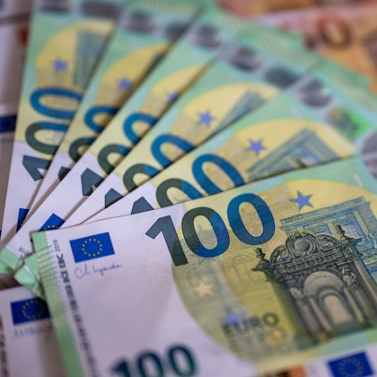 Geldscheine mit dem Wert von 100 und 50 Euro liegen auf einem Tisch.