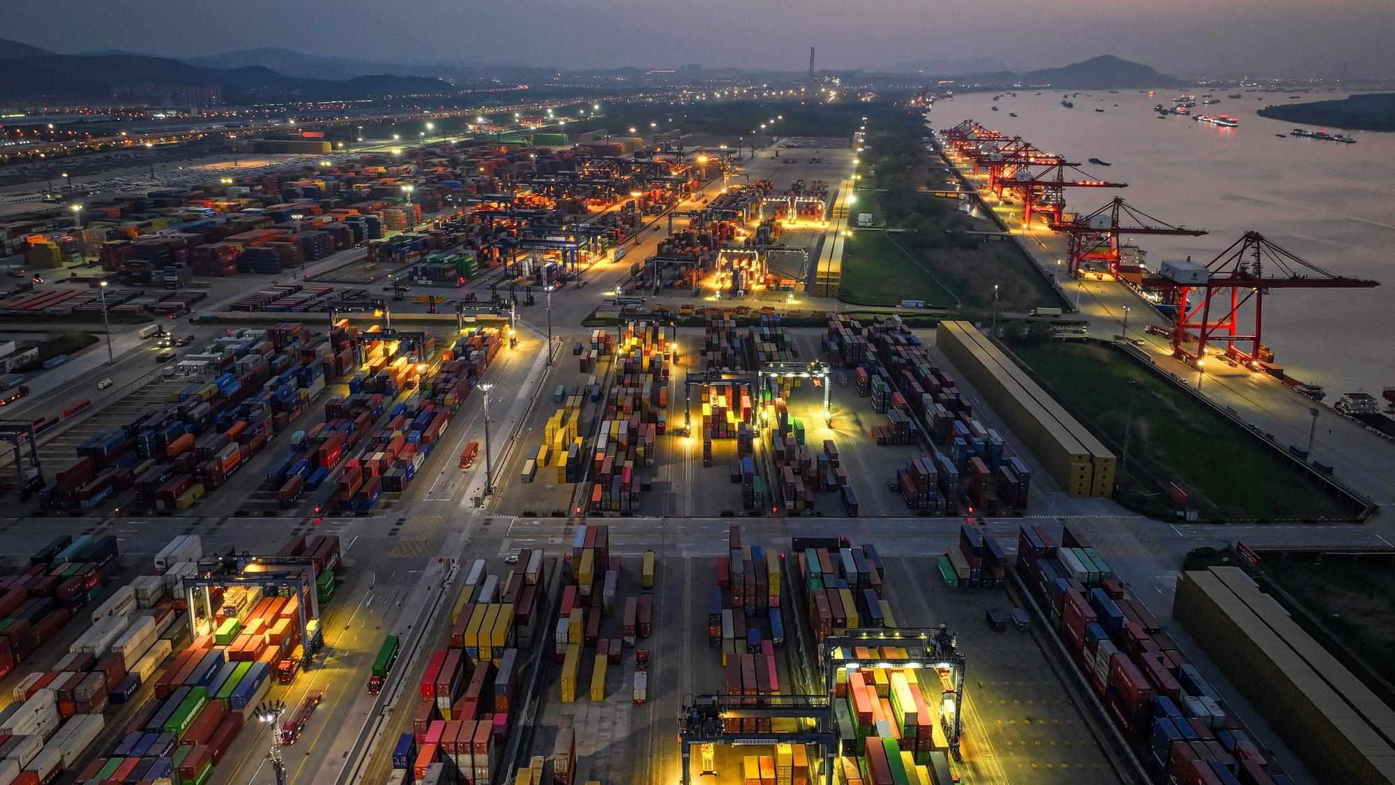 chiffscontainer sind am 8. April 2025 in einem Hafen in Nanjing in der ostchinesischen Provinz Jiangsu zu sehen. US-Präsident Donald Trump hat Zölle von über 100 Prozent auf chinesische Waren verhängt, nachdem Peking sich geweigert hatte, seine Vergeltungsmaßnahmen zurückzunehmen.