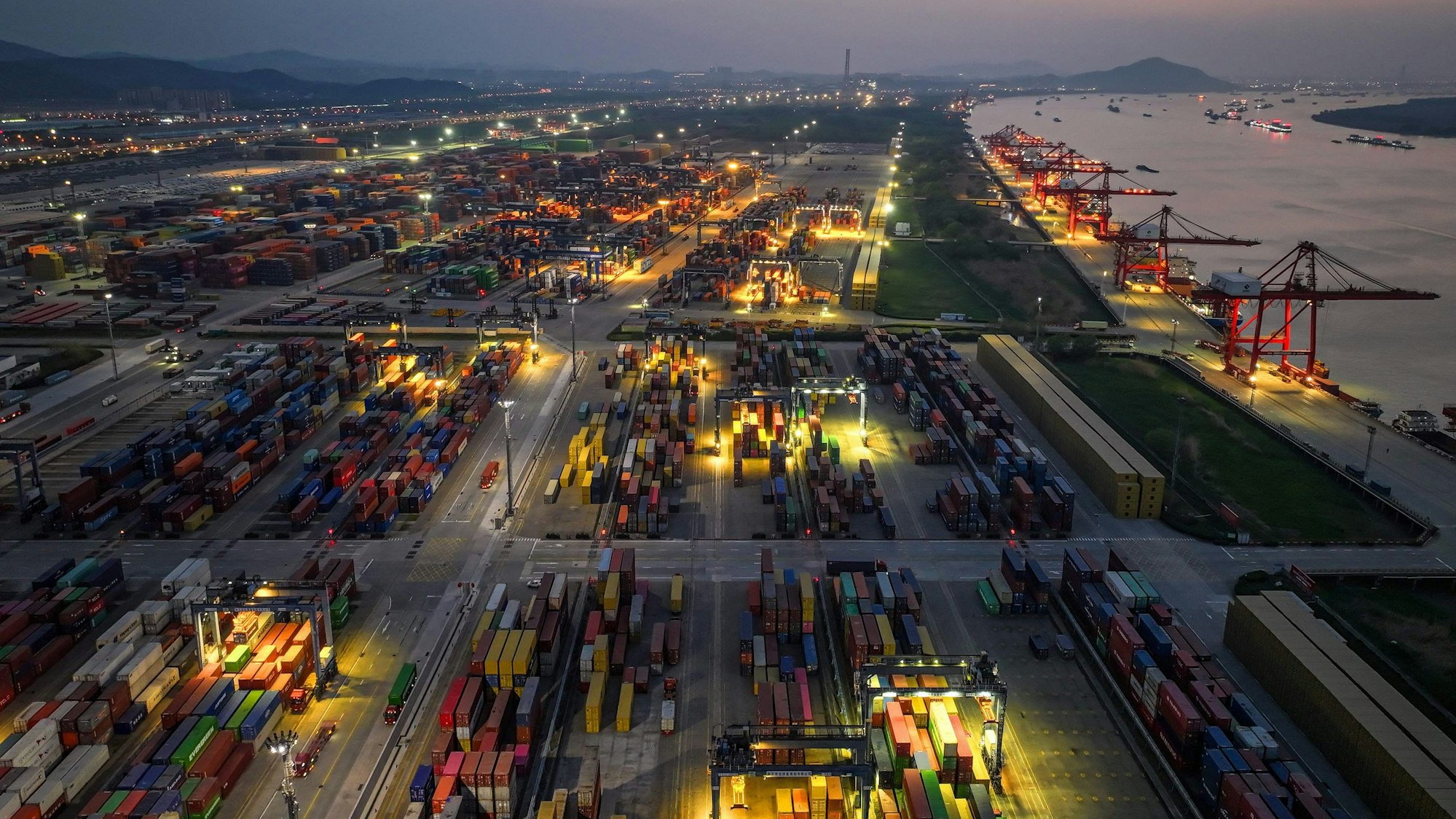 chiffscontainer sind am 8. April 2025 in einem Hafen in Nanjing in der ostchinesischen Provinz Jiangsu zu sehen. US-Präsident Donald Trump hat Zölle von über 100 Prozent auf chinesische Waren verhängt, nachdem Peking sich geweigert hatte, seine Vergeltungsmaßnahmen zurückzunehmen.