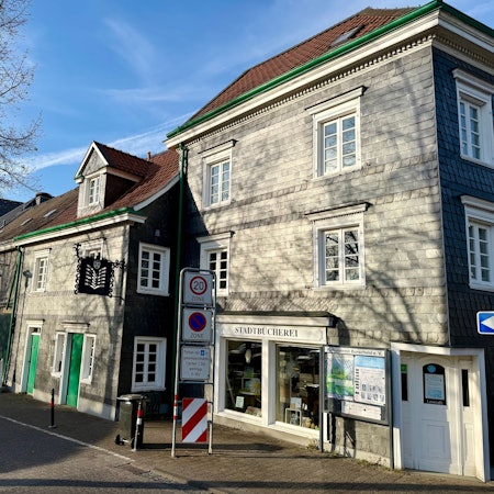 Stadtbücherei am Markt in Burscheid mit Kramer-Haus.