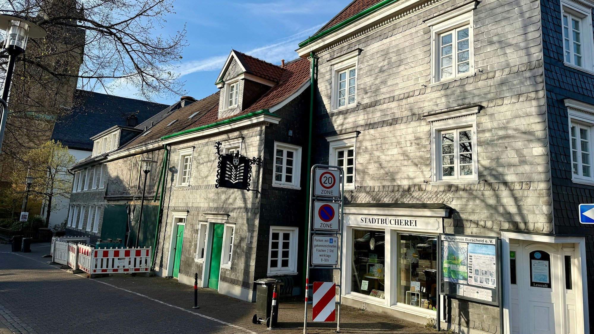 Stadtbücherei am Markt in Burscheid mit Kramer-Haus.