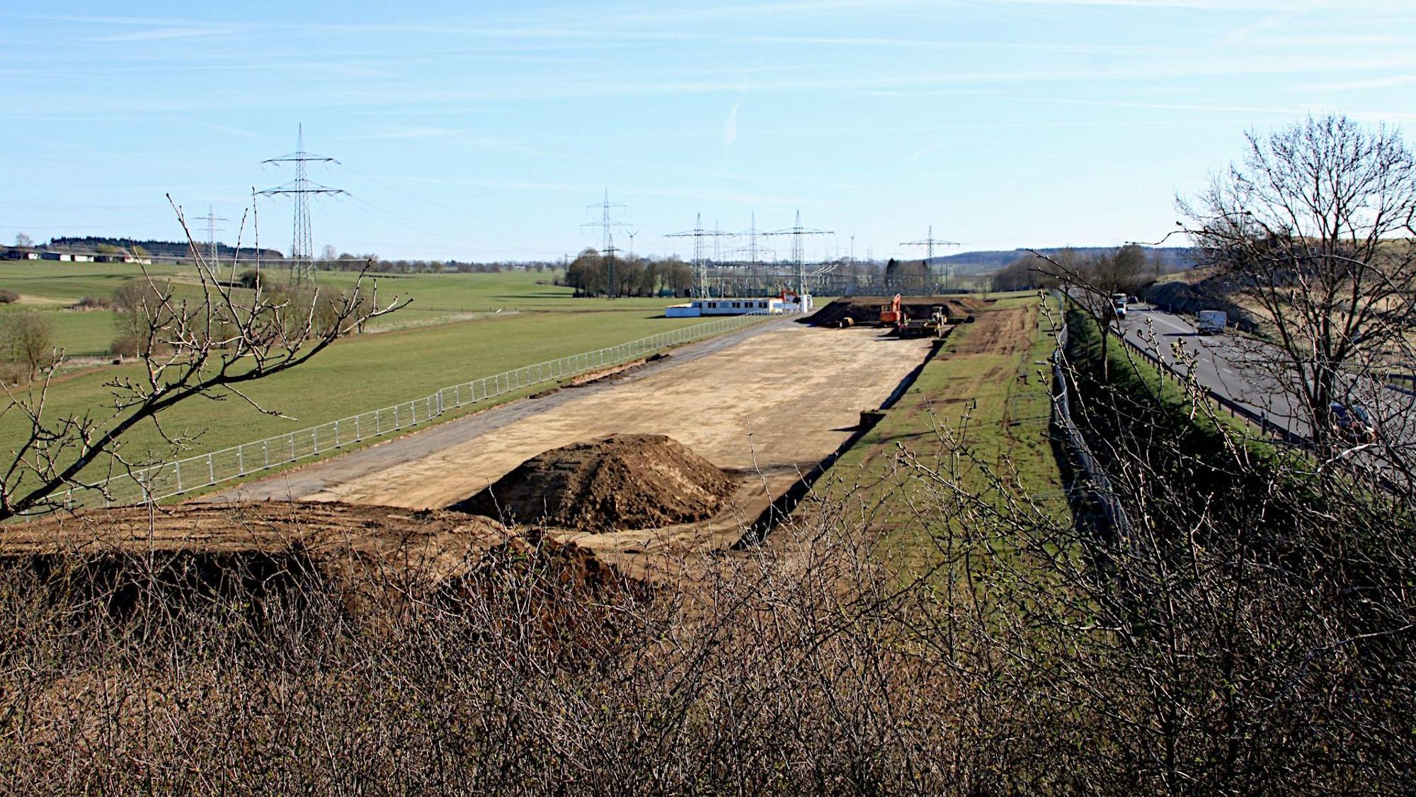 Auf einer Fläche neben der B51 bei Dahlem ist alles vorbereitet, um dort ein Batteriespeicherwerk zu bauen.