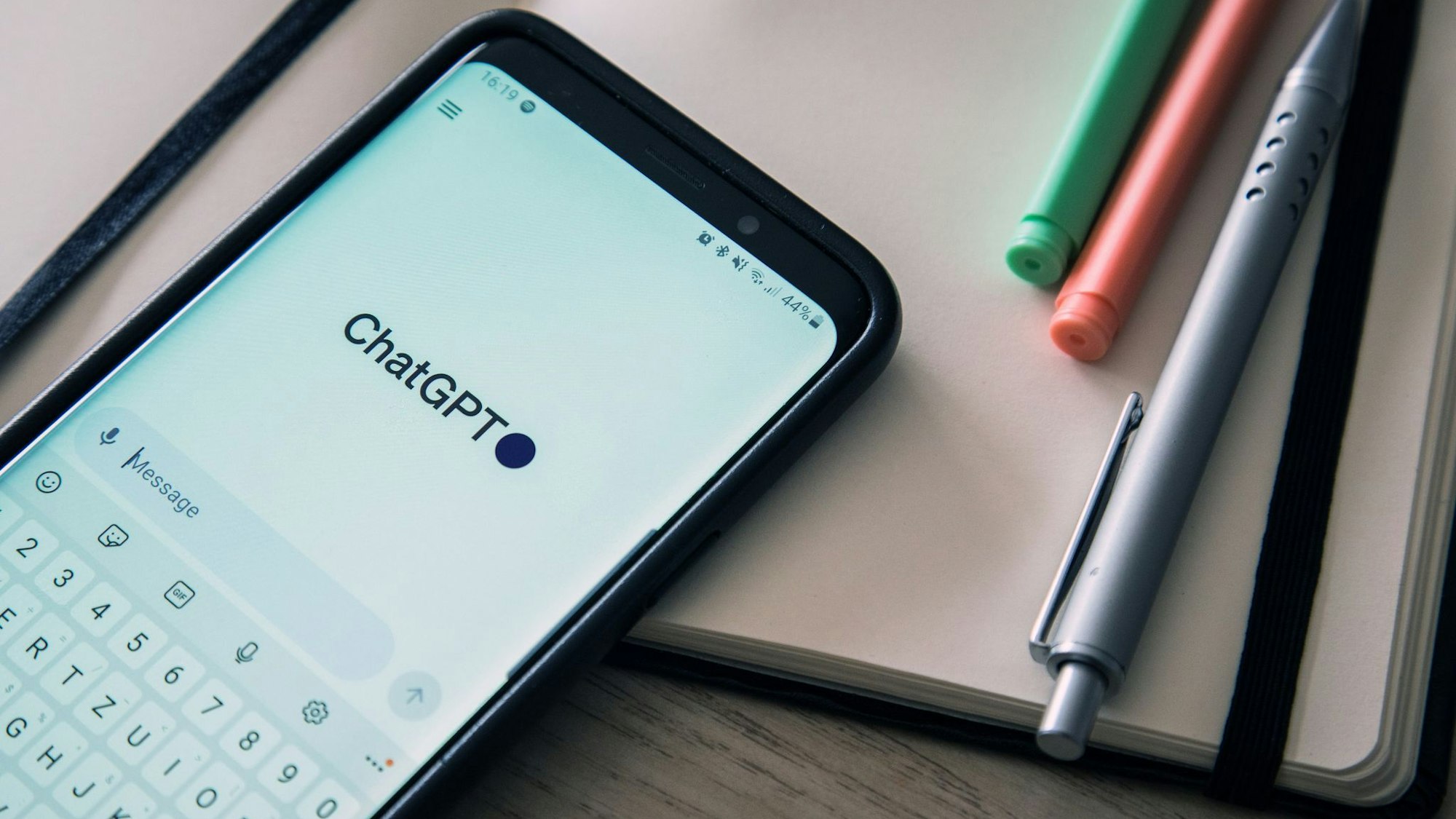 Prompt geschrieben und schon spuckt der Chatbot einen Text aus: Ein KI-generierter Output ist in der Regel aber kein urheberrechtlich schutzfähiges Werk.