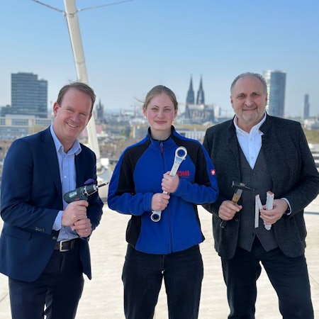 Startklar für die Messe: Arena-Chef Stefan Löcher (v.l.), Auzubi-Botschafterin Anna Lohde und Hans Peter Wollseifer, Präsident der Handwerkskammer zu Köln