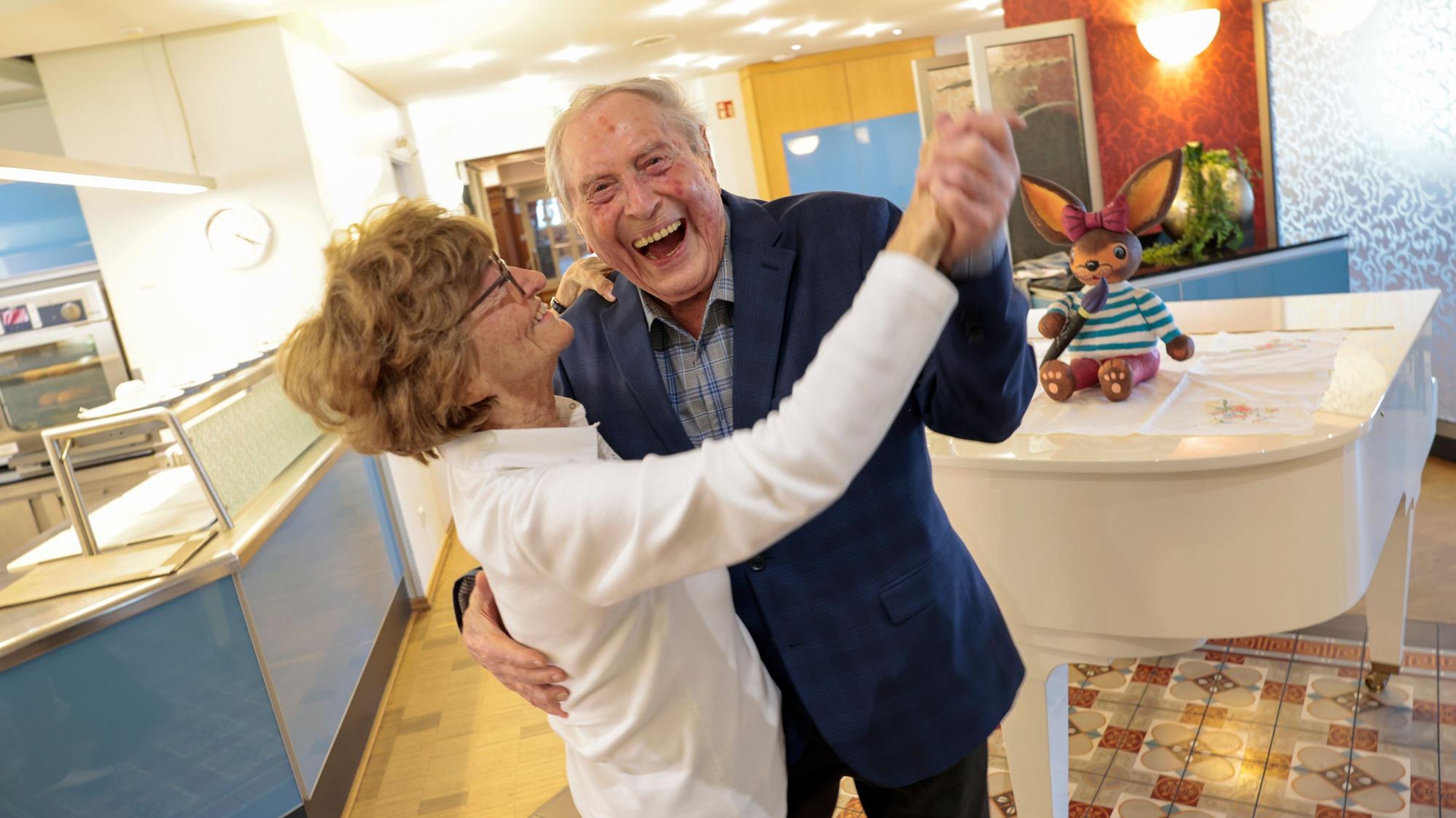 Brigitte "Biggi" Fahnenschreiber mit Ludwig Sebus, Krätzchensänger, Komponist und Textdichter