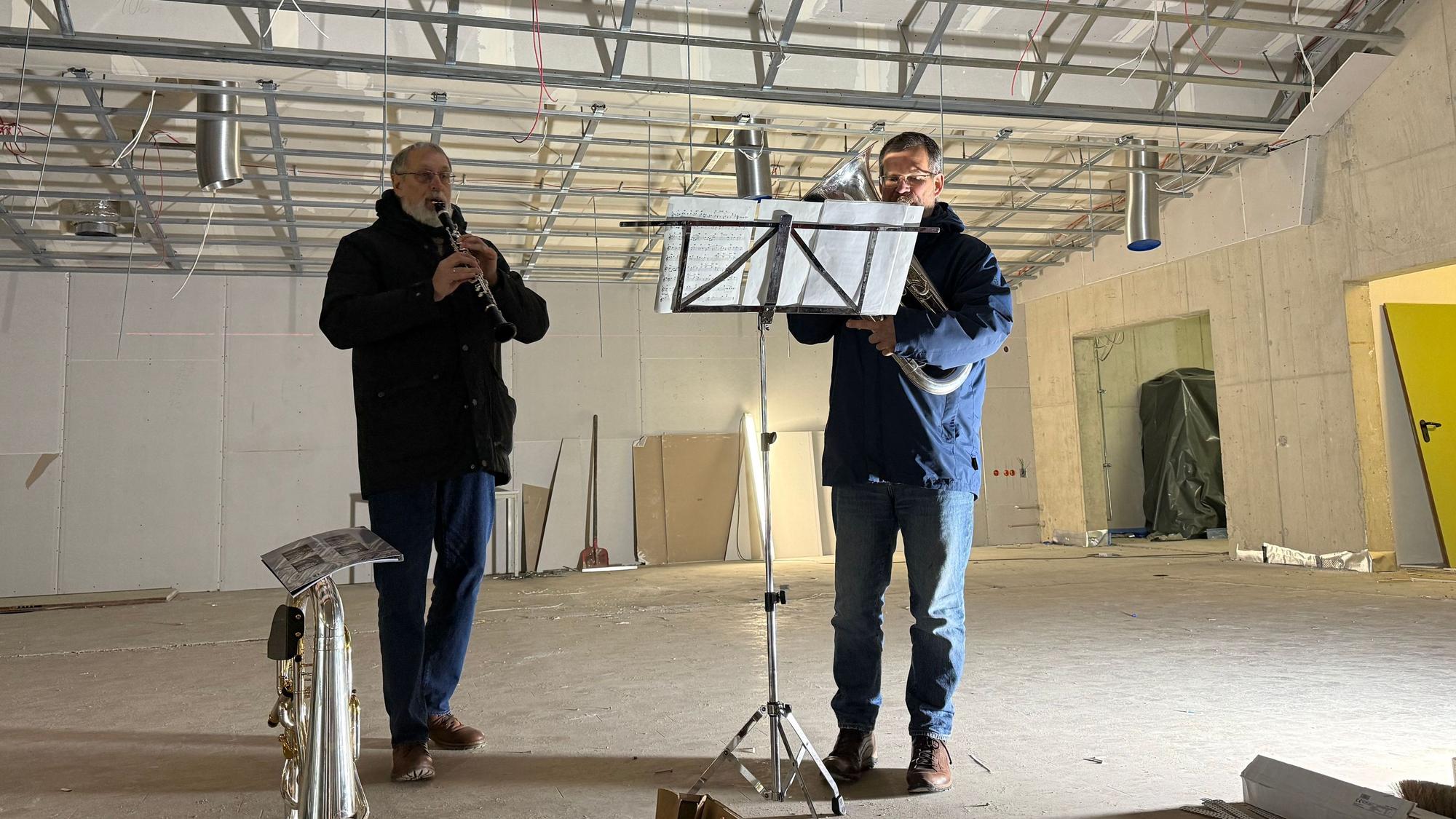 Tilmann Werner und Klaus Perthel musizieren probehalber auf der Baustelle Kulturforum.