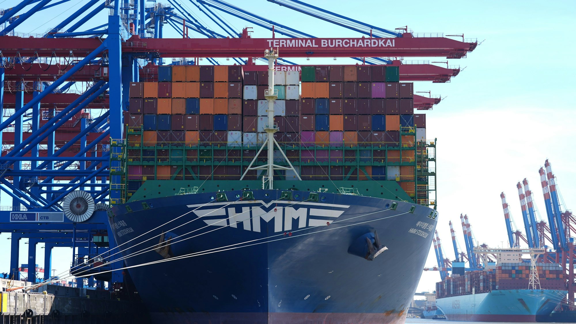 Containerschiffe werden am Containerterminal Burchardkai (CTB) im Hamburger Hafen abgefertigt.