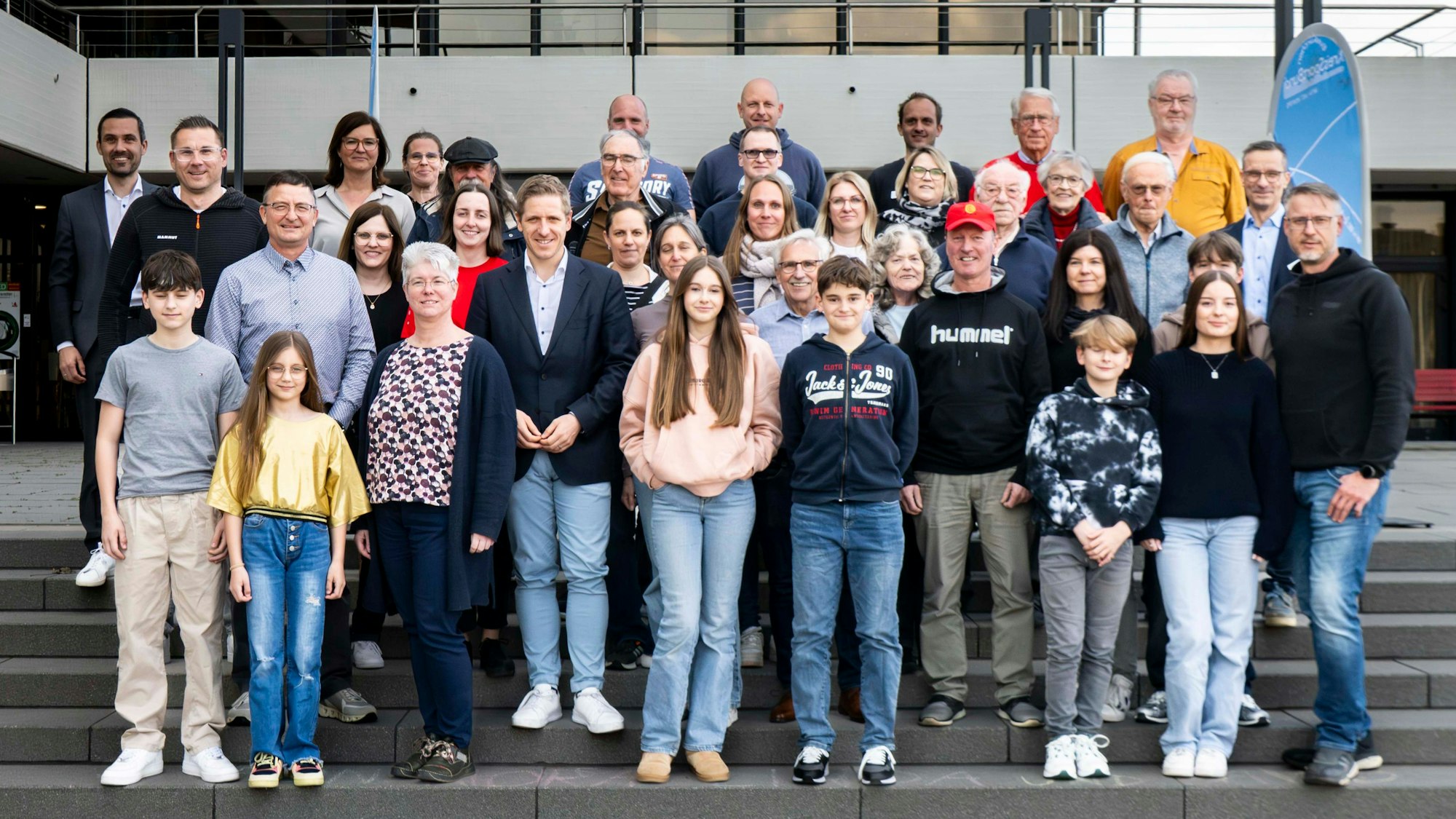 Zahlreiche Menschen, die die Prüfungen zu den Sportabzeichen absolviert haben, stehen auf den Treppen vor dem Kreishaus in Euskirchen.