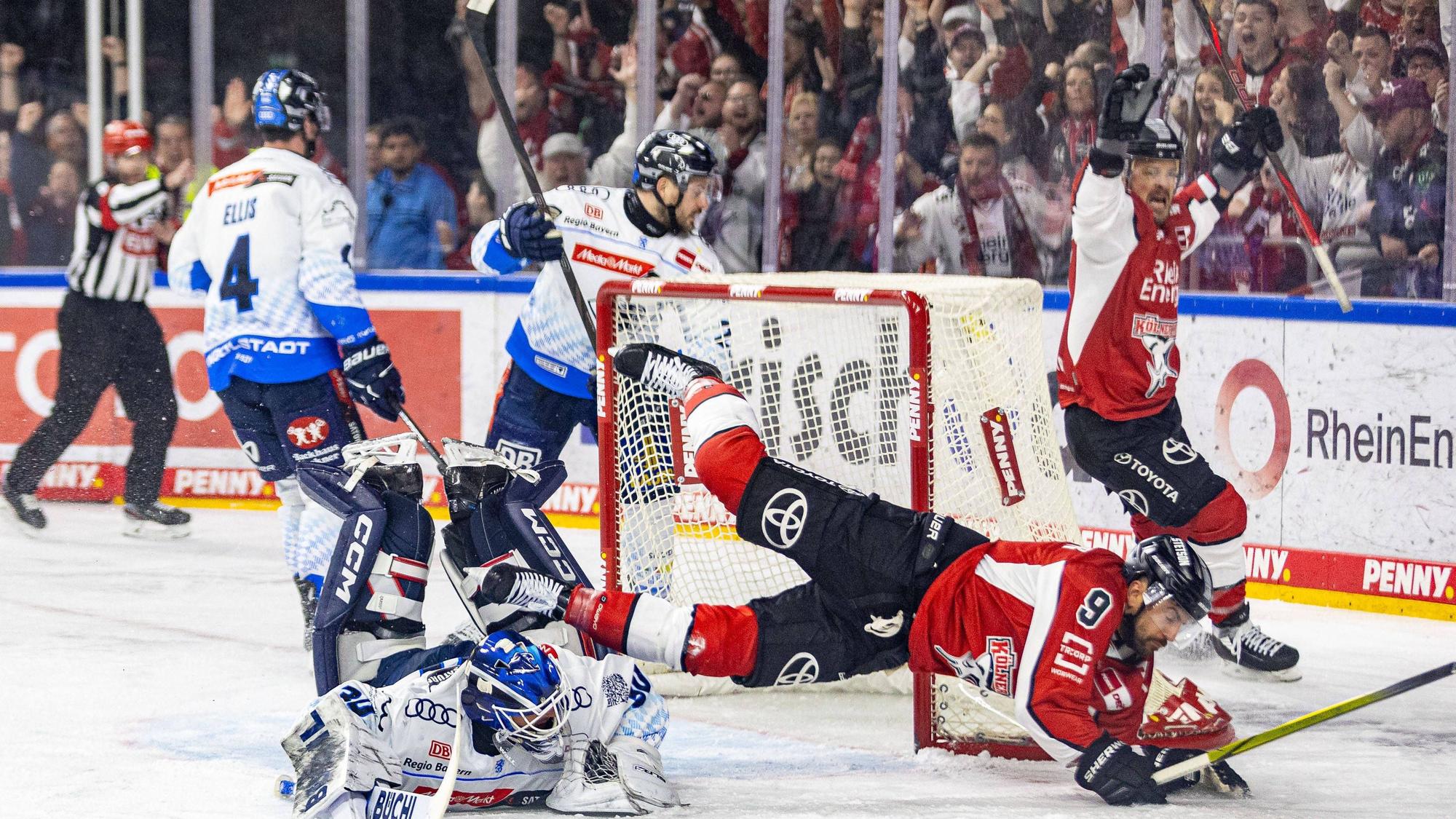 Maximilian Kammerer (Nr. 9) hat zum 1:0 gegen Ingolstadts Goalie Christian Heljanko getroffen. Haie-Kapitän Moritz Müller (rechts hinten) jubelt.