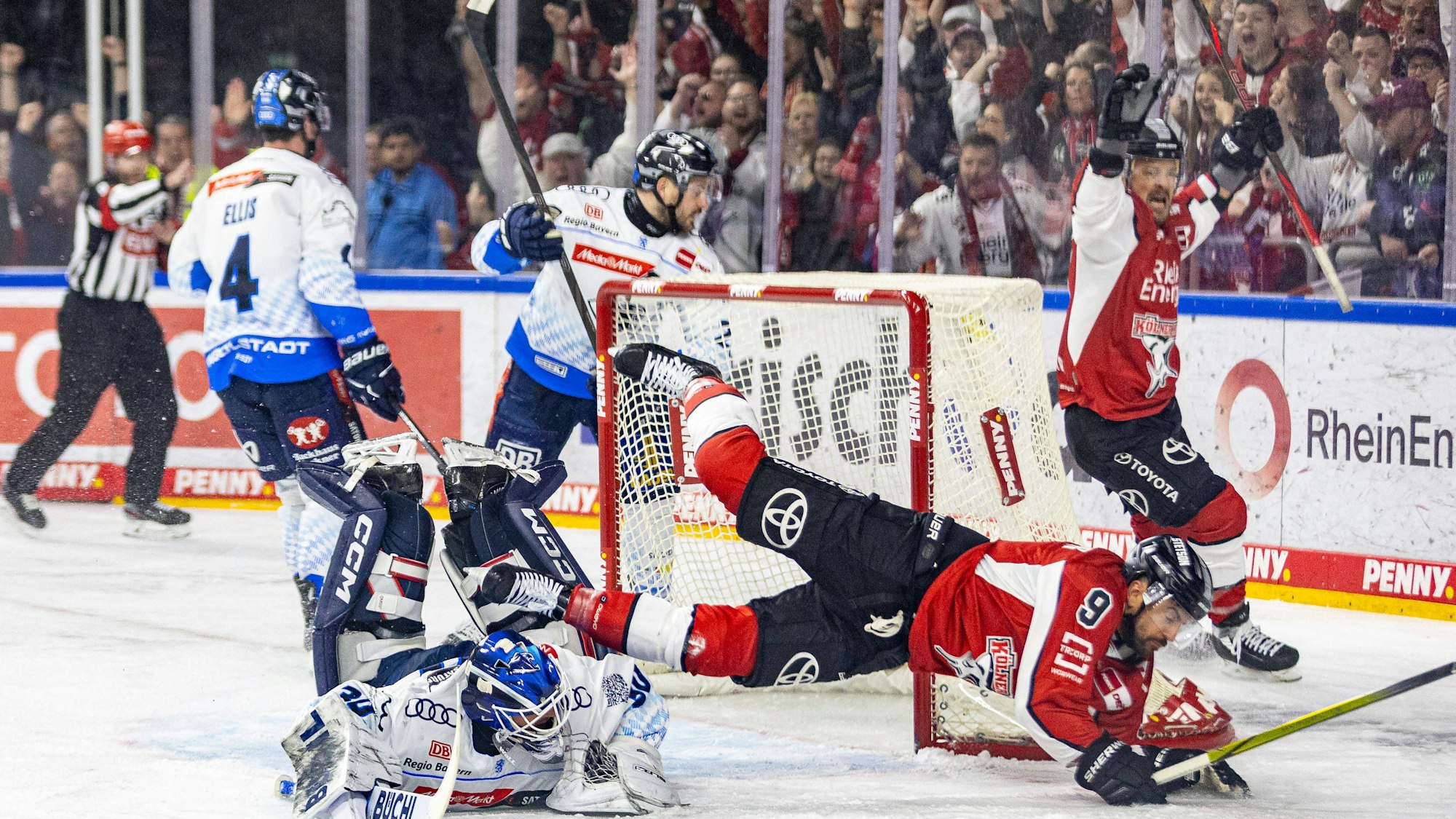 Maximilian Kammerer (Nr. 9) hat zum 1:0 gegen Ingolstadts Goalie Christian Heljanko getroffen. Haie-Kapitän Moritz Müller (rechts hinten) jubelt.