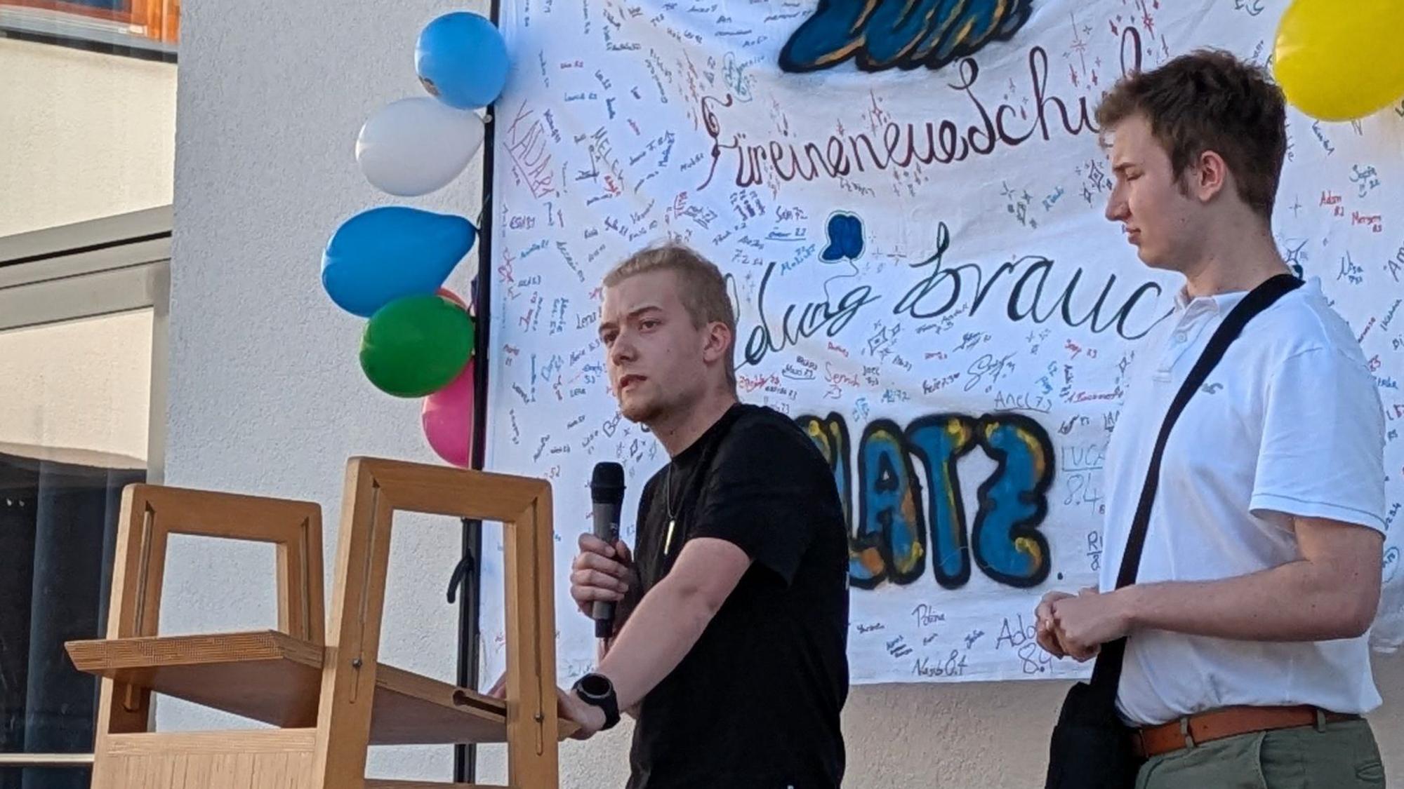 Schülervertreter Marc Lehmann und Julian Schwendt auf dem Podium.