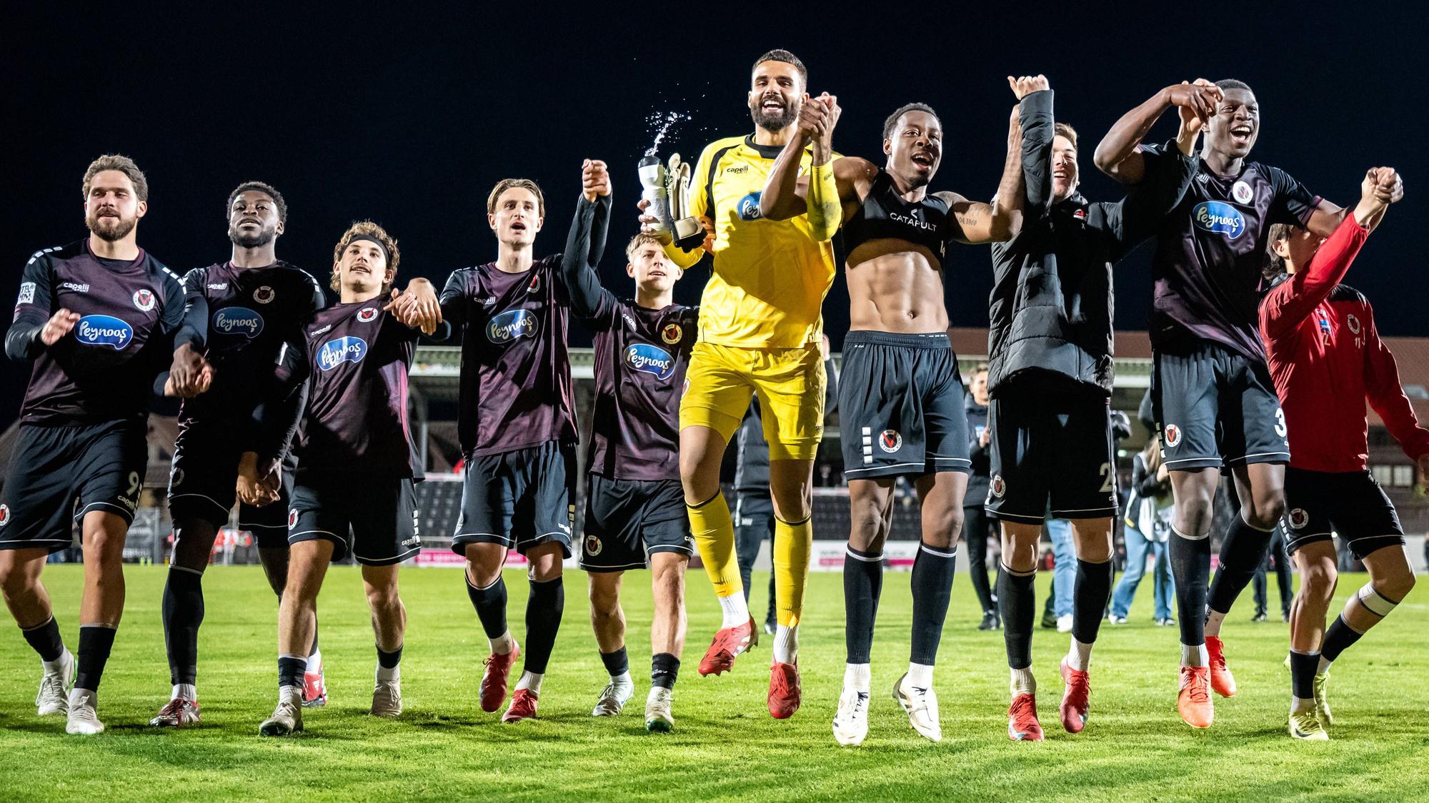 3. Liga: VfB Stuttgart II - FC Viktoria Köln 08.04.2025 Die Mannschaft jubelt nach dem Sieg und bedankt dich bei den mitgereisten Fans 3. Liga: VfB Stuttgart II - FC Viktoria Köln, am 08.04.2025 in der WirmachenDruck Arena in Aspach. DFB REGULATIONS PROHIBIT ANY USE OF PHOTOGRAPHS AS IMAGE SEQUENCES AND/OR QUASI-VIDEO. *** 3 Liga VfB Stuttgart II FC Viktoria Köln 08 04 2025 The team cheers after the victory and thanks the fans who traveled with them 3 Liga VfB Stuttgart II FC Viktoria Köln, on 08 04 2025 in the WirmachenDruck Arena in Aspach DFB REGULATIONS PROHIBIT ANY USE OF PHOTOGRAPHS AS IMAGE SEQUENCES AND OR QUASI VIDEO Copyright: xBEAUTIFULxSPORTS/Gelhardtx