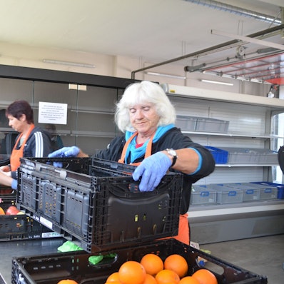 Die Tafel Oberberg-Süd hat in der Waldbröler Ortschaft Thierseifen und dort im früheren Gerätehaus des örtlichen Löschzugs ihren neuen Standort gefunden. Dort arbeiten auch am Tag des offiziellen Neubeginns die Helferinnen Lena Engelbert (inks) und Irene Gade.