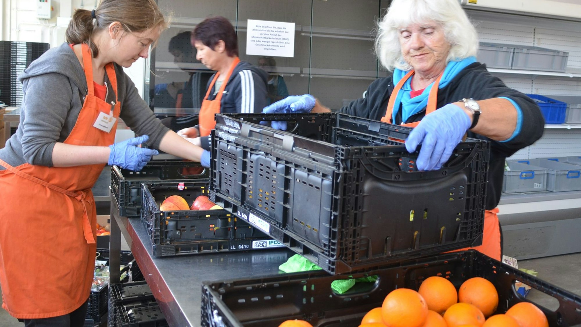 Die Tafel Oberberg-Süd hat in der Waldbröler Ortschaft Thierseifen und dort im früheren Gerätehaus des örtlichen Löschzugs ihren neuen Standort gefunden. Dort arbeiten auch am Tag des offiziellen Neubeginns die Helferinnen Lena Engelbert (inks) und Irene Gade.
