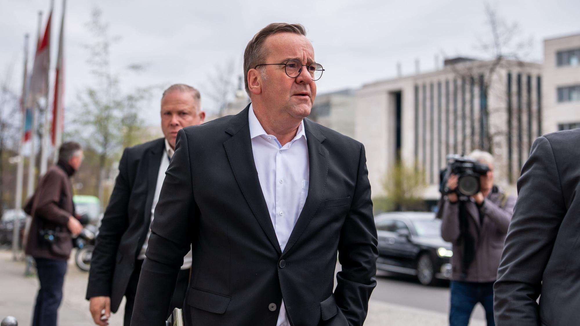 Das Foto zeigt Boris Pistorius (SPD), geschäftsführender Verteidigungsminister, der vor Beginn der Fortsetzung der Koalitionsverhandlungen von Union und SPD vor der CDU-Parteizentrale, dem Konrad-Adenauer-Haus ankommt.