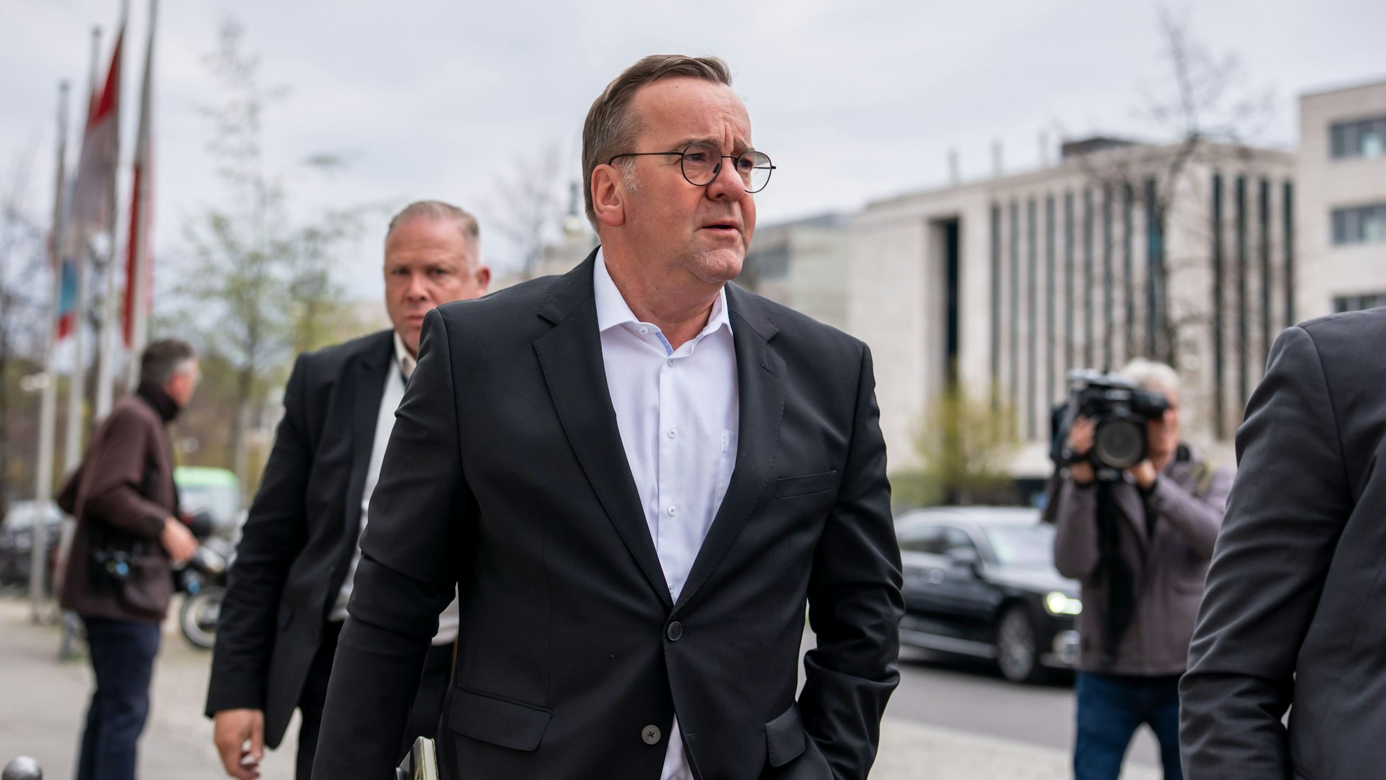 Das Foto zeigt Boris Pistorius (SPD), geschäftsführender Verteidigungsminister, der vor Beginn der Fortsetzung der Koalitionsverhandlungen von Union und SPD vor der CDU-Parteizentrale, dem Konrad-Adenauer-Haus ankommt.