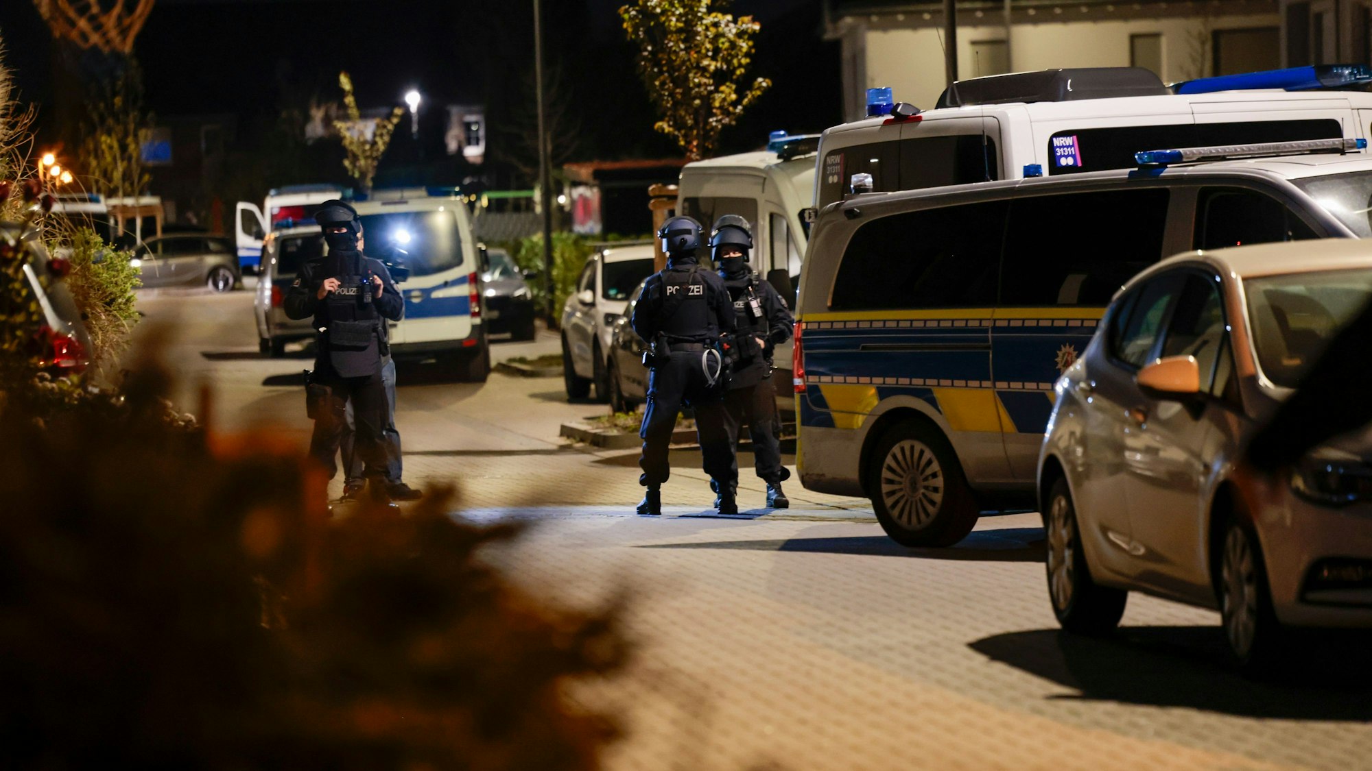 Einsatzkräfte der Polizei sind bei der Durchsuchung eines Hauses in Pulheim im Einsatz.
