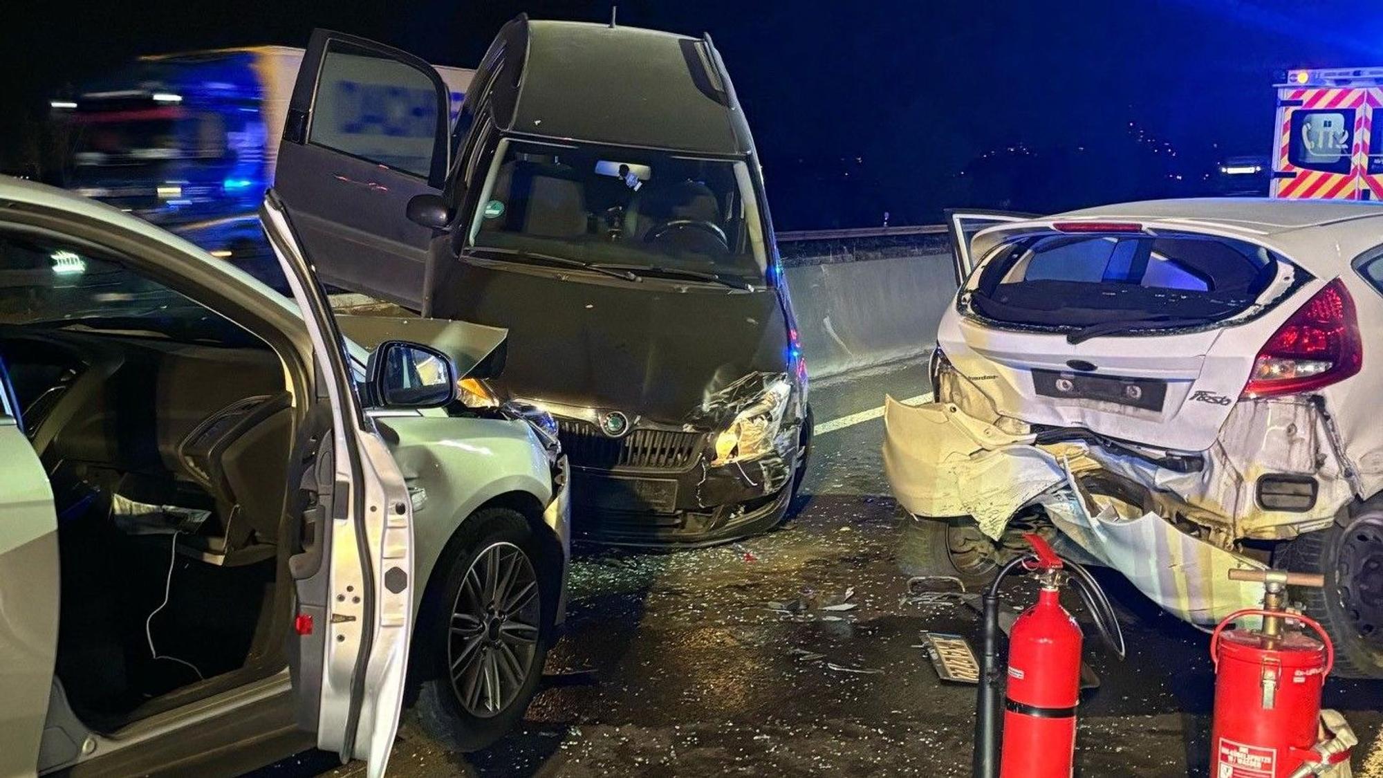 Das Bild zeigt verunglückte Autos auf der Autobahn.