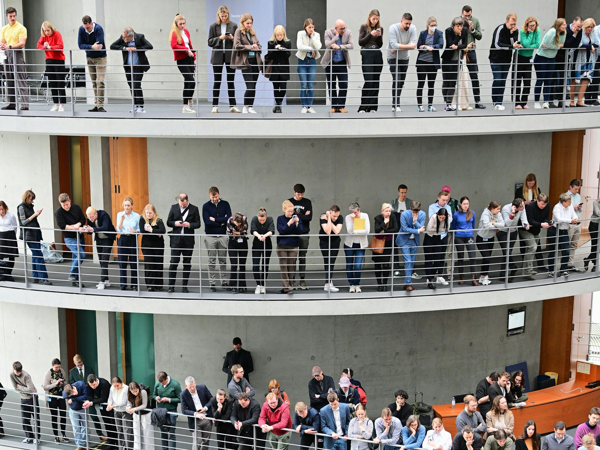 Gäste, Parteimitglieder und Medienvertreter verfolgen eine Pressekonferenz der Parteivorsitzenden von Union und SPD zur Vorstellung des Koalitionsvertrages im Paul-Löbe-Haus.