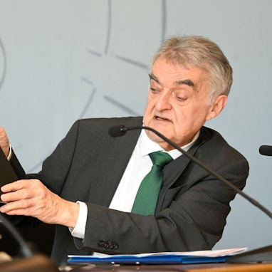 Herbert Reul(CDU), Innenminister von Nordrhein-Westfalen, zeigt eine Tafel mit Fake-Nachrichten aus dem Internet bei der Vorstellung des Verfassungsschutzbericht 2024 des Landes.