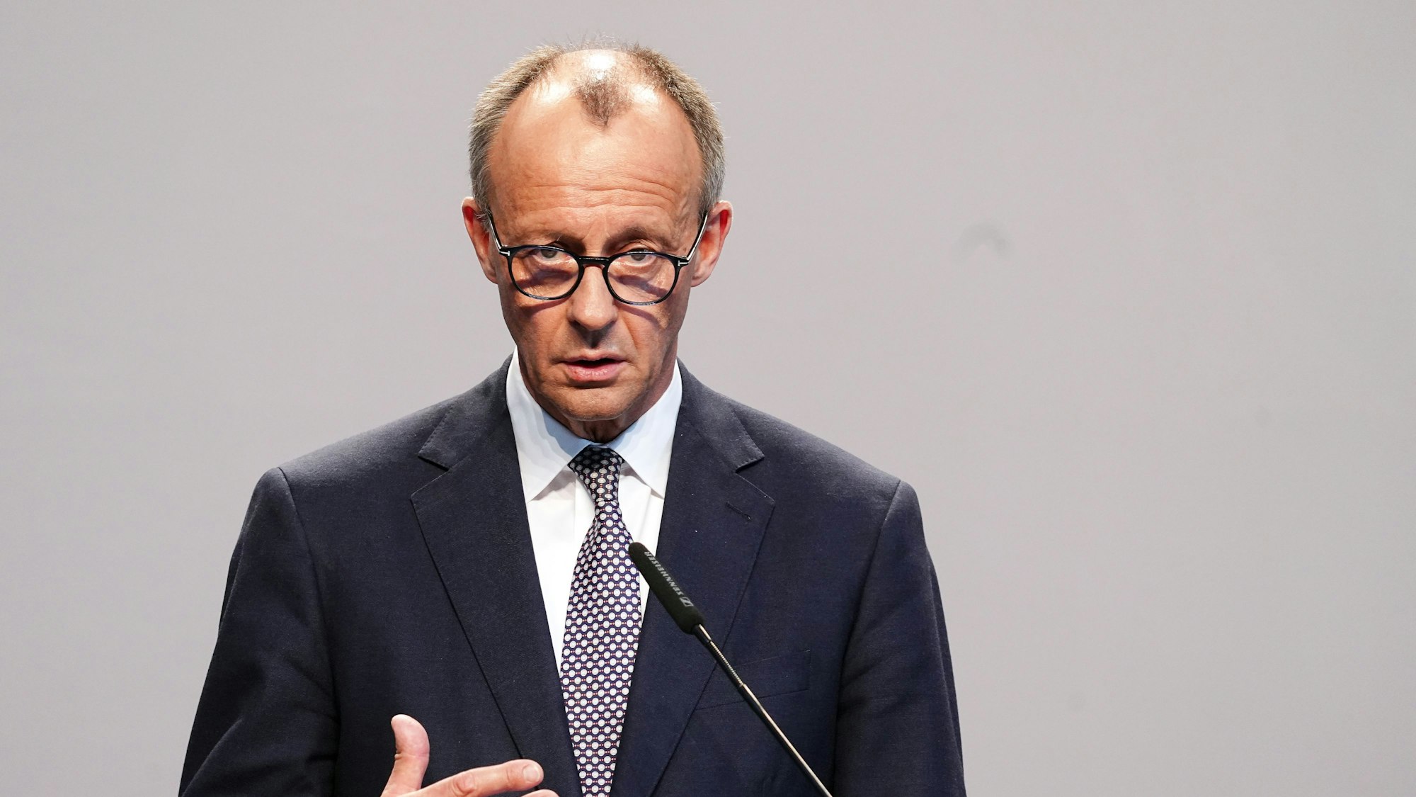 Das Foto zeigt den Bundeskanzler und CDU-Vorsitzenden Friedrich Merz.