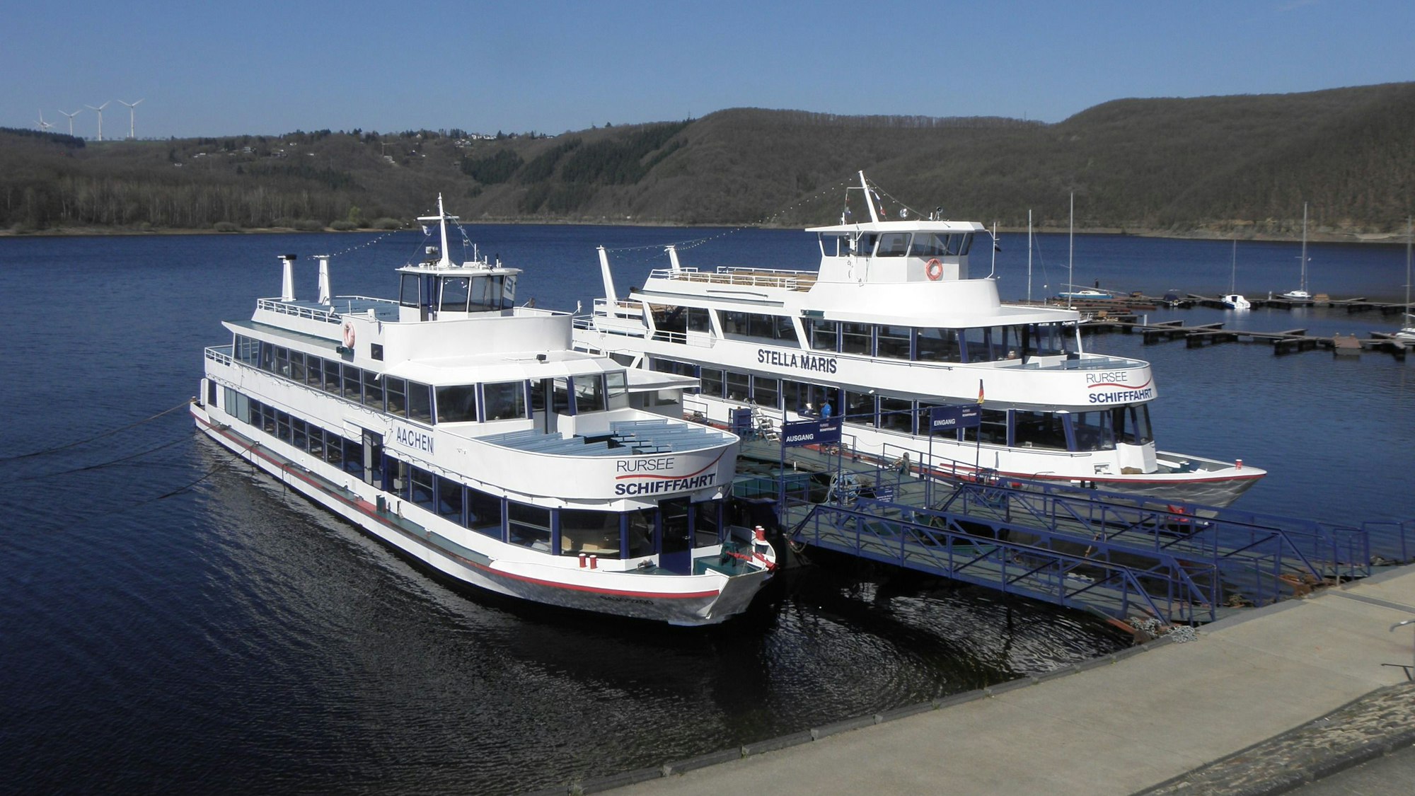 Die Rursee-Schiffe Aachen und Stella Maris liegen nebeneinander am Anleger in Schwammenauel.