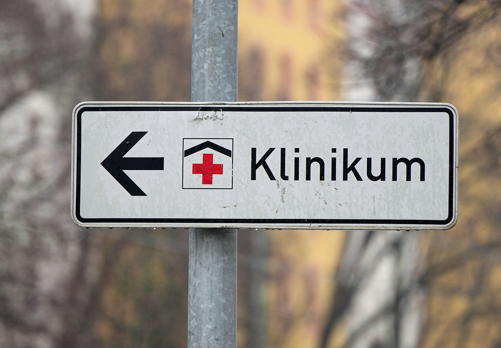 Ein Schild mit rotem Kreuz weist den Weg zum Klinikum Ernst von Bergmann in Potsdam. (Symbolbild)