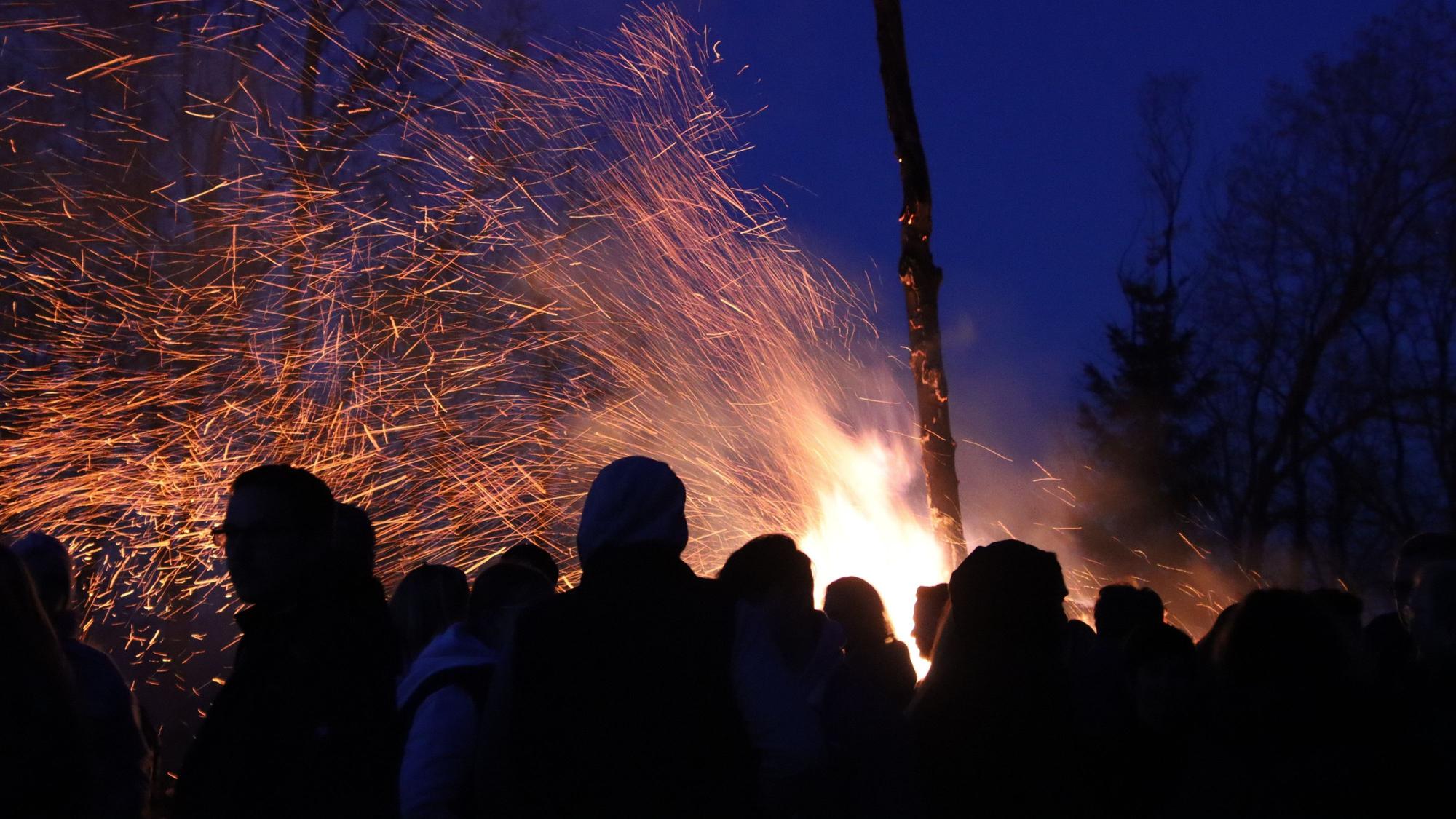 Osterfeuer auf dem Marienheider Dannenberg.