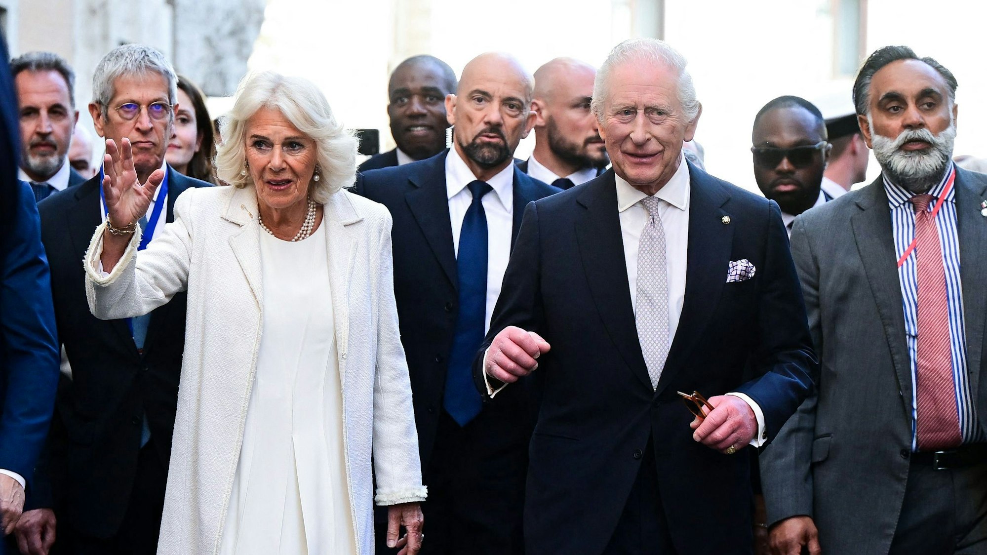 Königin Camilla und König Charles winken den Schaulustigen vor dem italienischen Parlament.