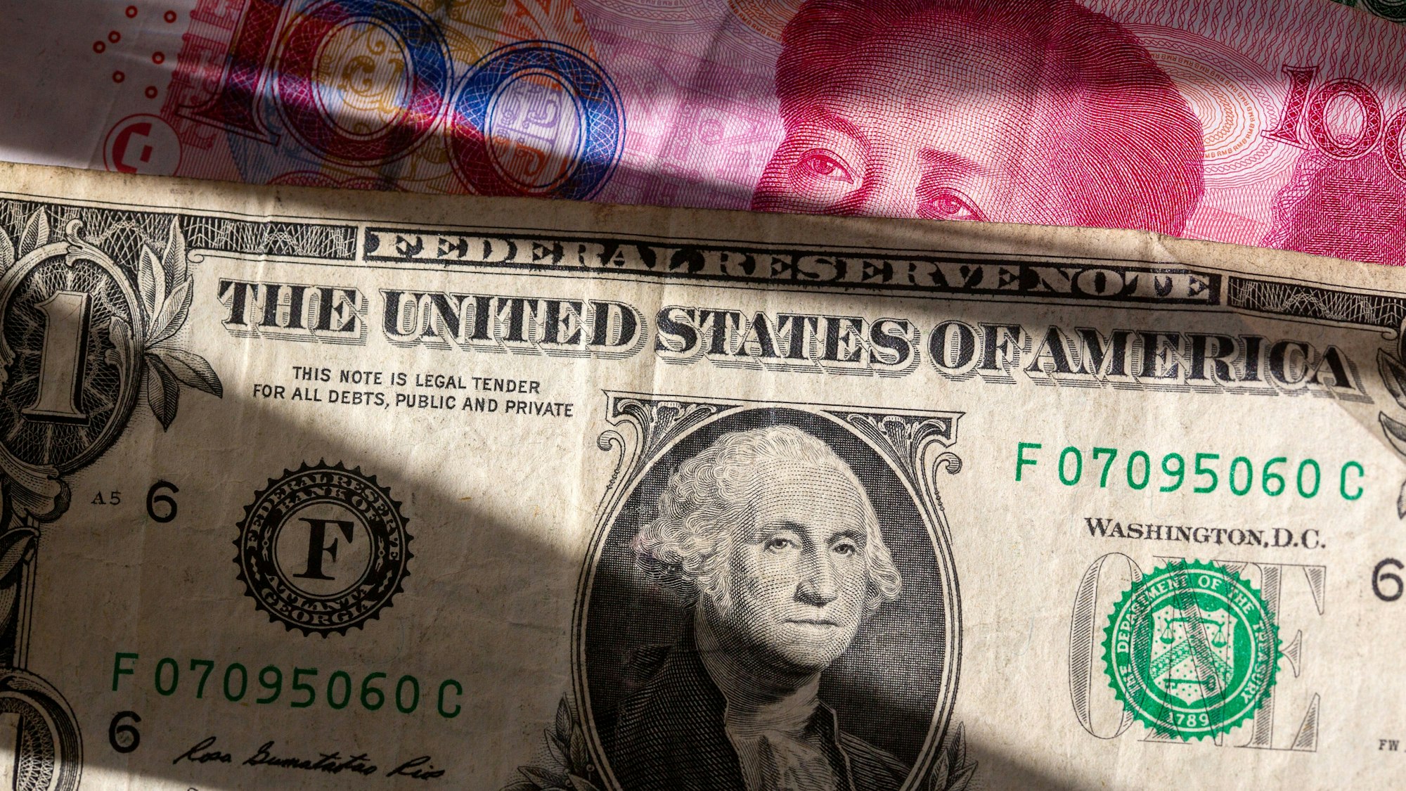 Banknoten der Vereinigten Staaten und der Volksrepublik China.