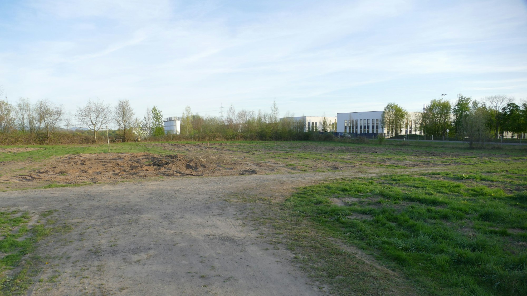 Das Grundstück für den Bau der Niederkasseler ZUE ist bereits seit Monaten freigeräumt. Wann mit dem Bau begonnen und die Einrichtung bezogen werden soll, steht allerdings noch nicht fest.