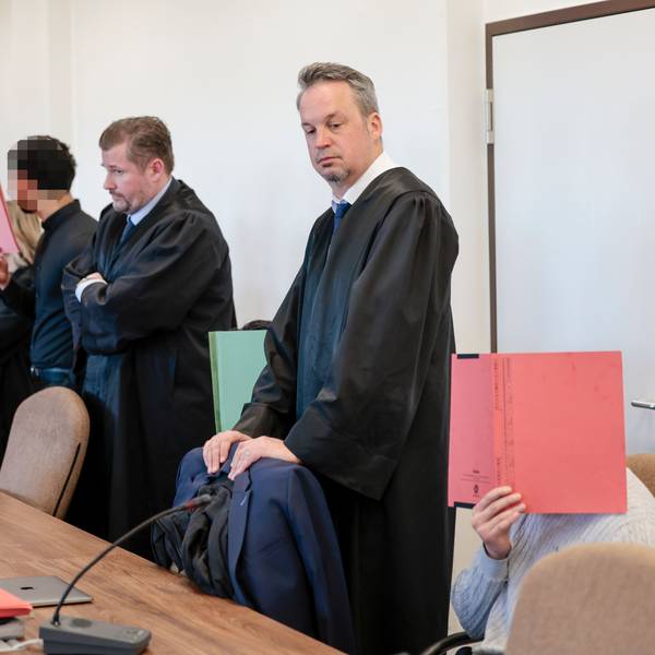 Die drei Angeklagten mit ihren Anwälten beim Prozessauftakt.