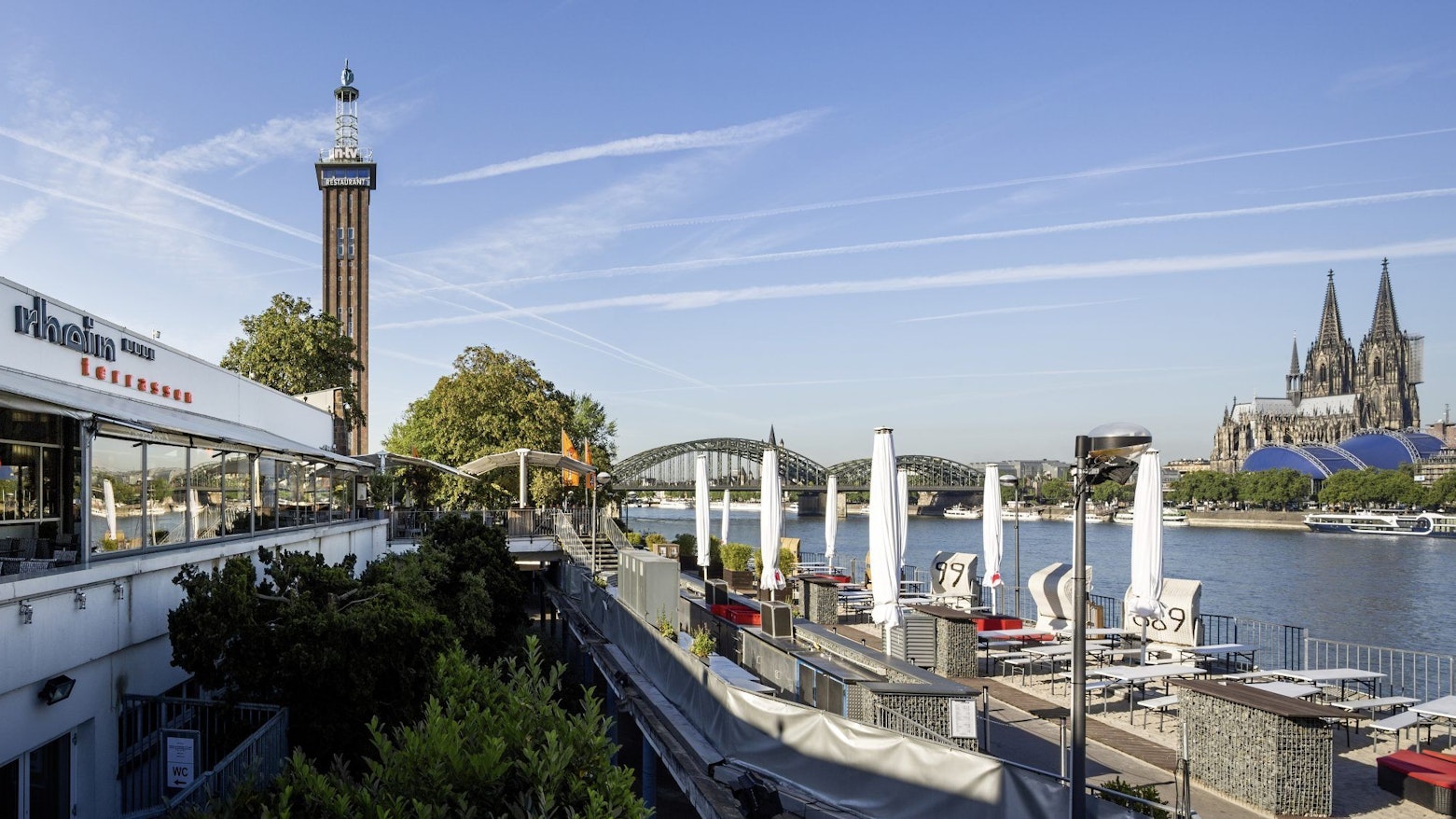 Blick von den Kölner Rheinterrassen auf den Dom