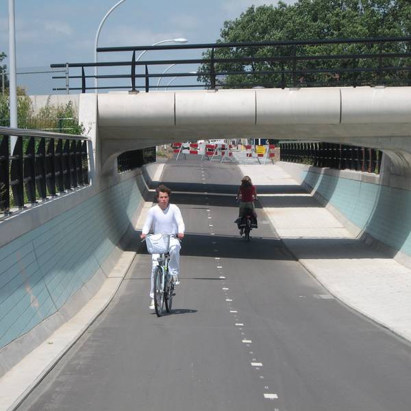 Flott unterwegs dank Unterführungen sind Fahrradfahrer auf eigenen Radschnellwegen in den Niederlanden, wie hier in Zwolle.