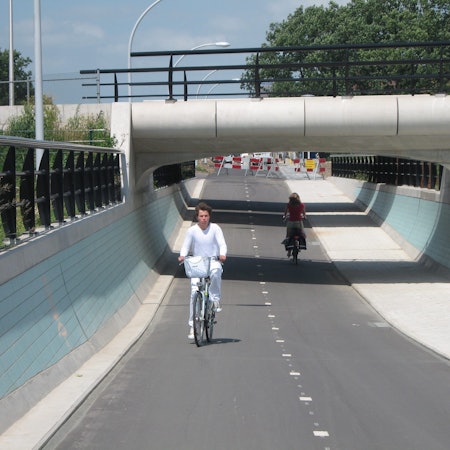 Flott unterwegs dank Unterführungen sind Fahrradfahrer auf eigenen Radschnellwegen in den Niederlanden, wie hier in Zwolle.