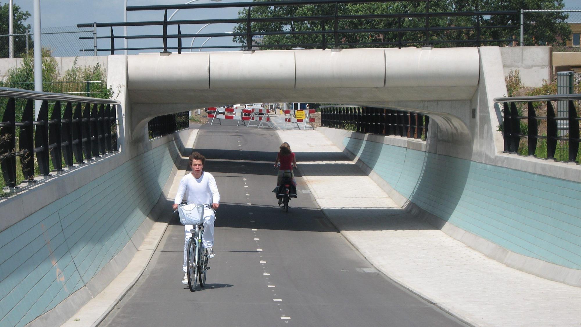 Flott unterwegs dank Unterführungen sind Fahrradfahrer auf eigenen Radschnellwegen in den Niederlanden, wie hier in Zwolle.