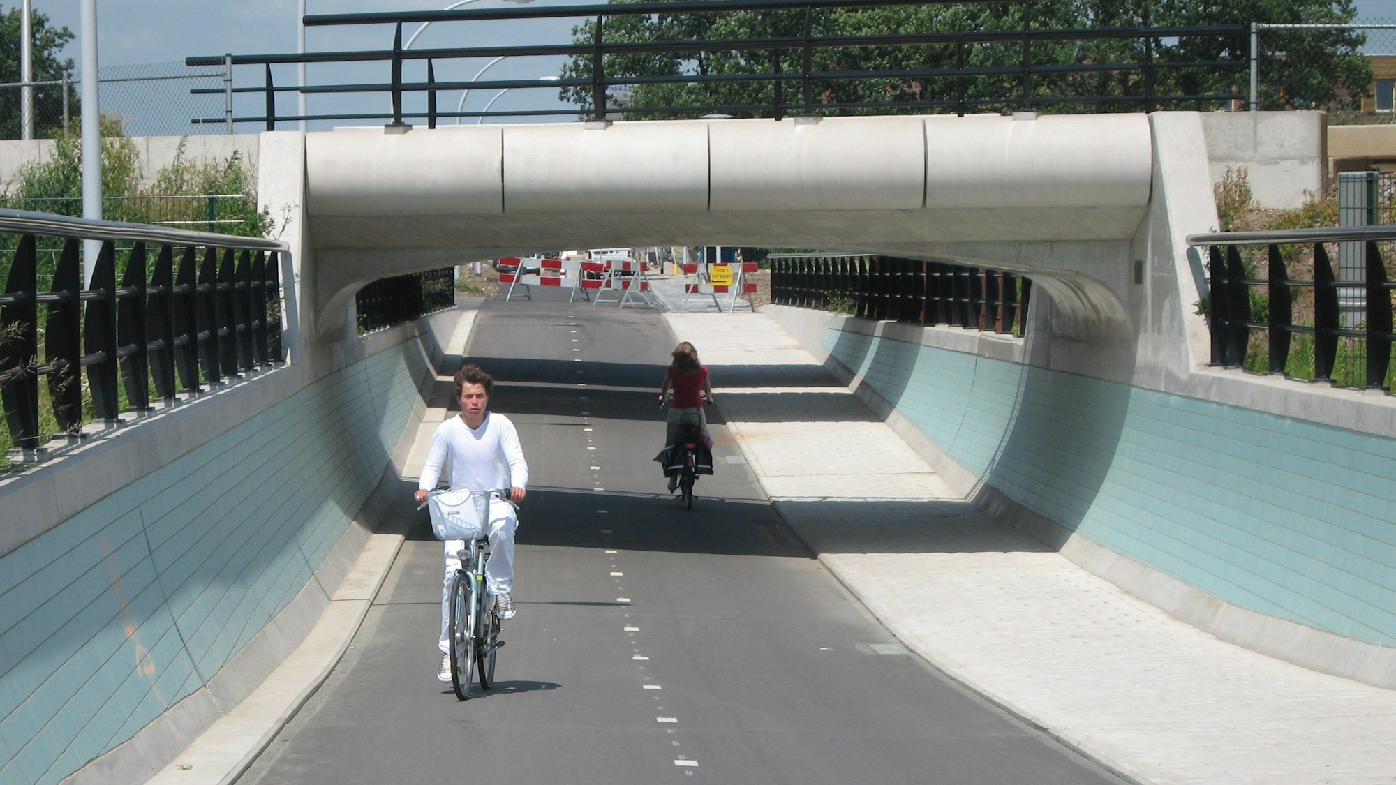 Flott unterwegs dank Unterführungen sind Fahrradfahrer auf eigenen Radschnellwegen in den Niederlanden, wie hier in Zwolle.