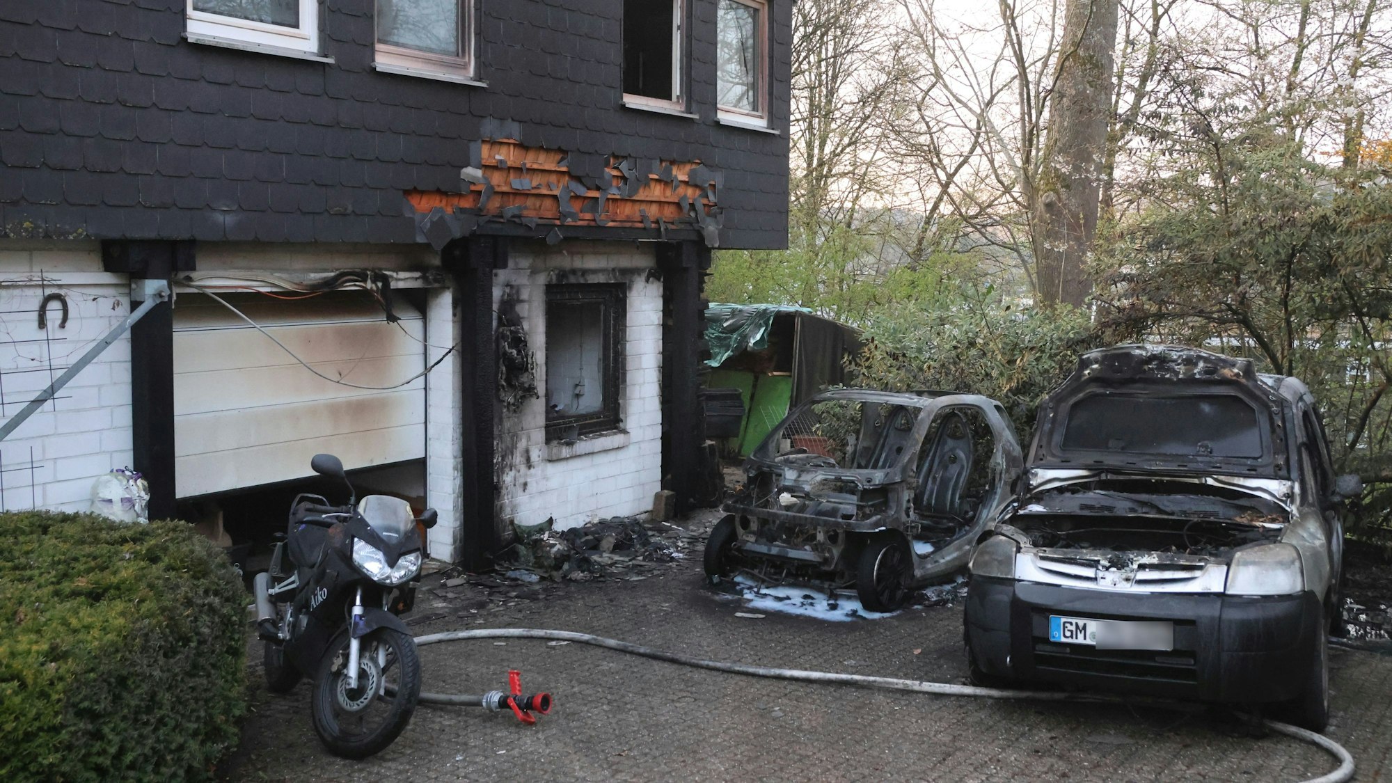 Das Elektroauto brannte vollständig aus, das andere Fahrzeug und die Fassade des Hauses wurden beschädigt.