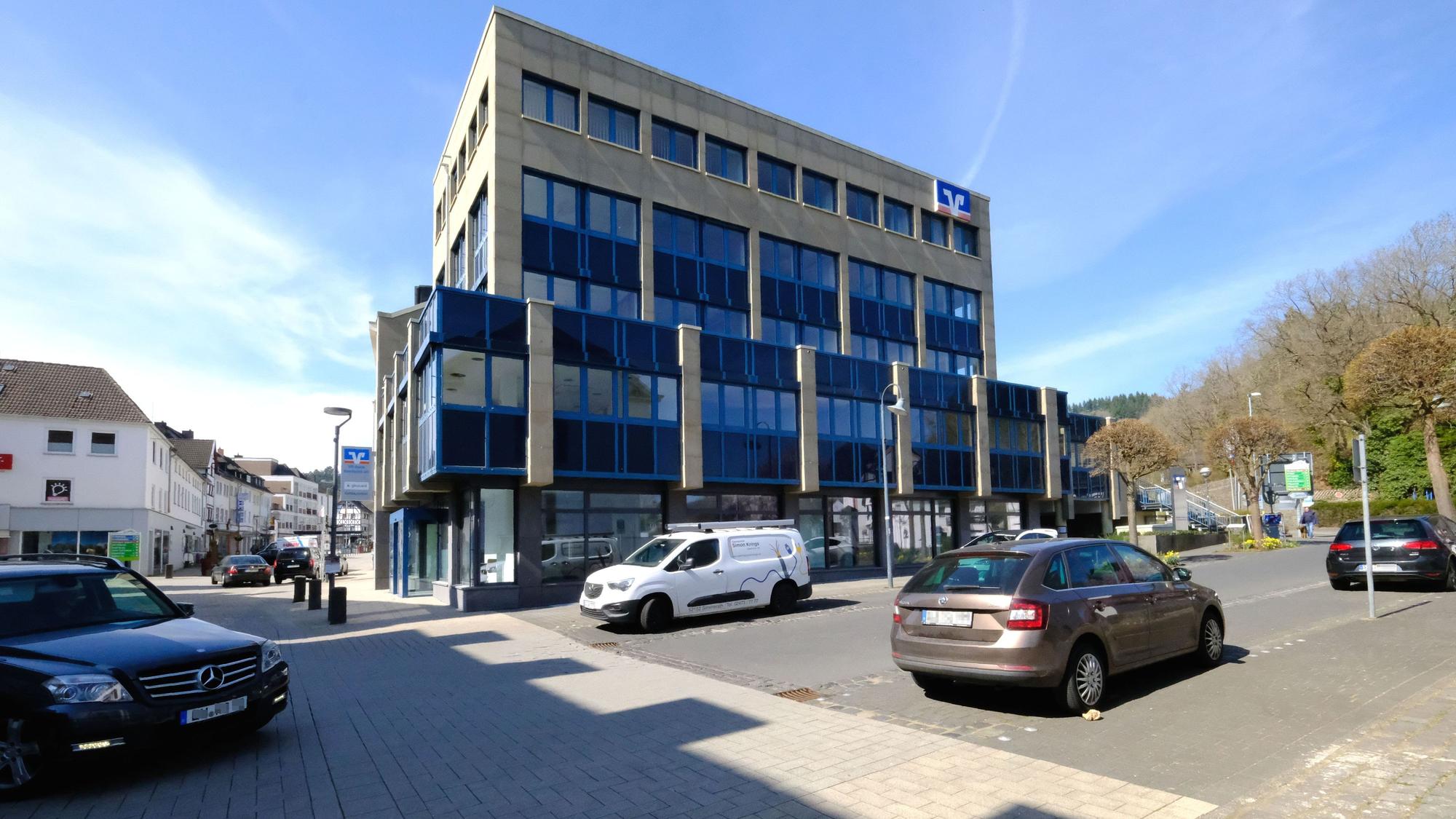 Das Gebäude der VR-Bank Nordeifel in der Schleidener Innenstadt.