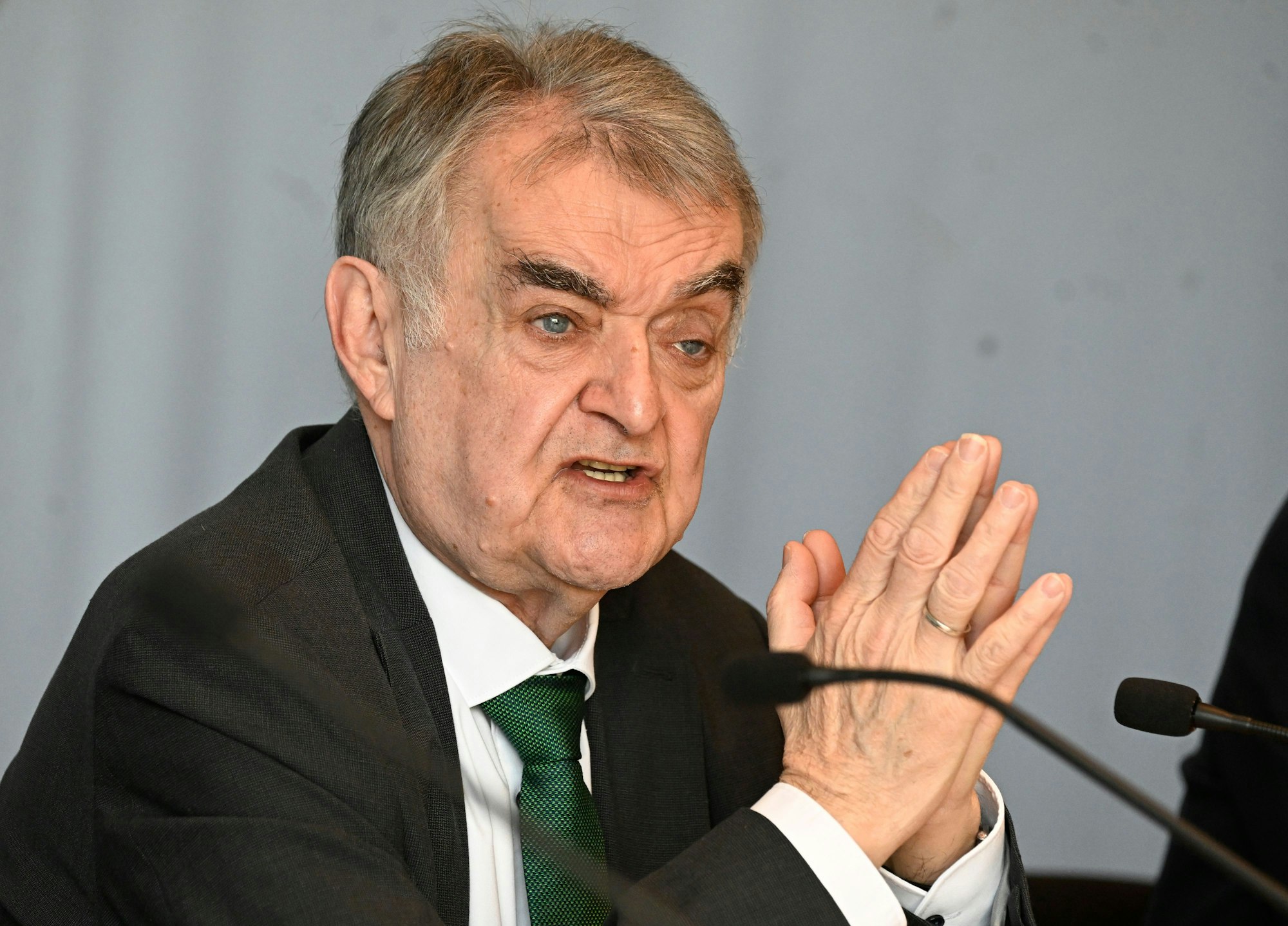 Herbert Reul (CDU), Innenminister von Nordrhein-Westfalen, stellt den Verfassungsschutzbericht 2024 des Landes der Presse vor.