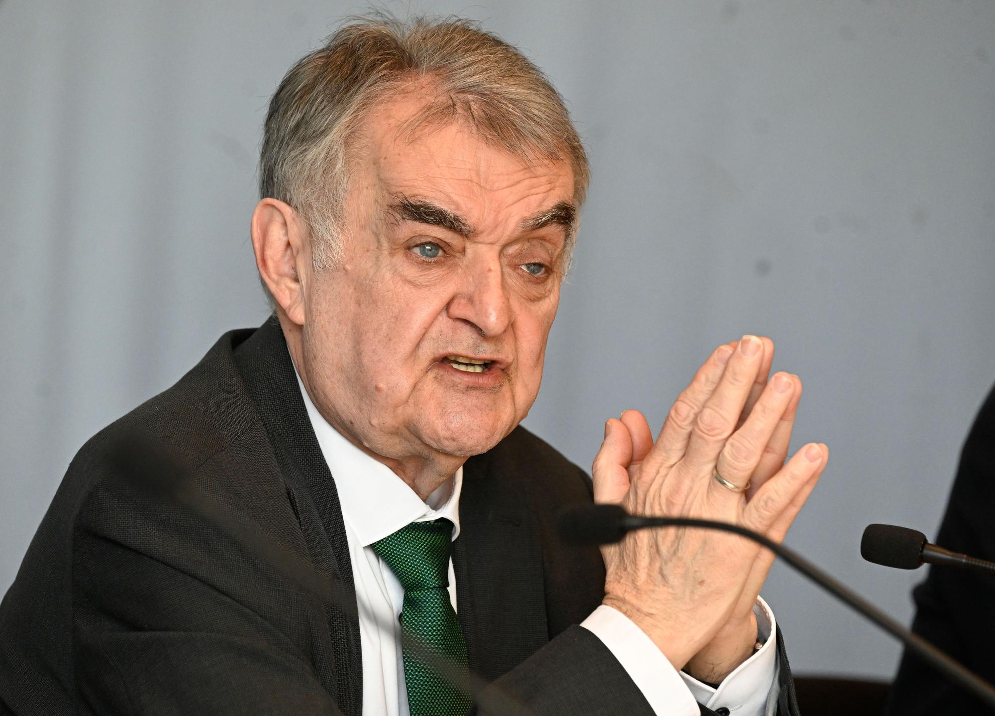 Herbert Reul (CDU), Innenminister von Nordrhein-Westfalen, stellt den Verfassungsschutzbericht 2024 des Landes der Presse vor.