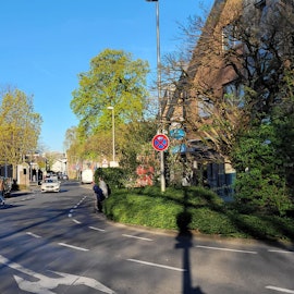 Eine Fahrbahn, links und rechts schmale Streifen, die Fahrradfahrern vorbehalten sind.