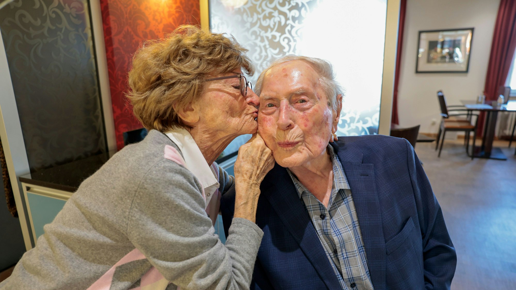 Biggi Fahnenschreiber gibt Ludwig Sebus ein Küsschen.